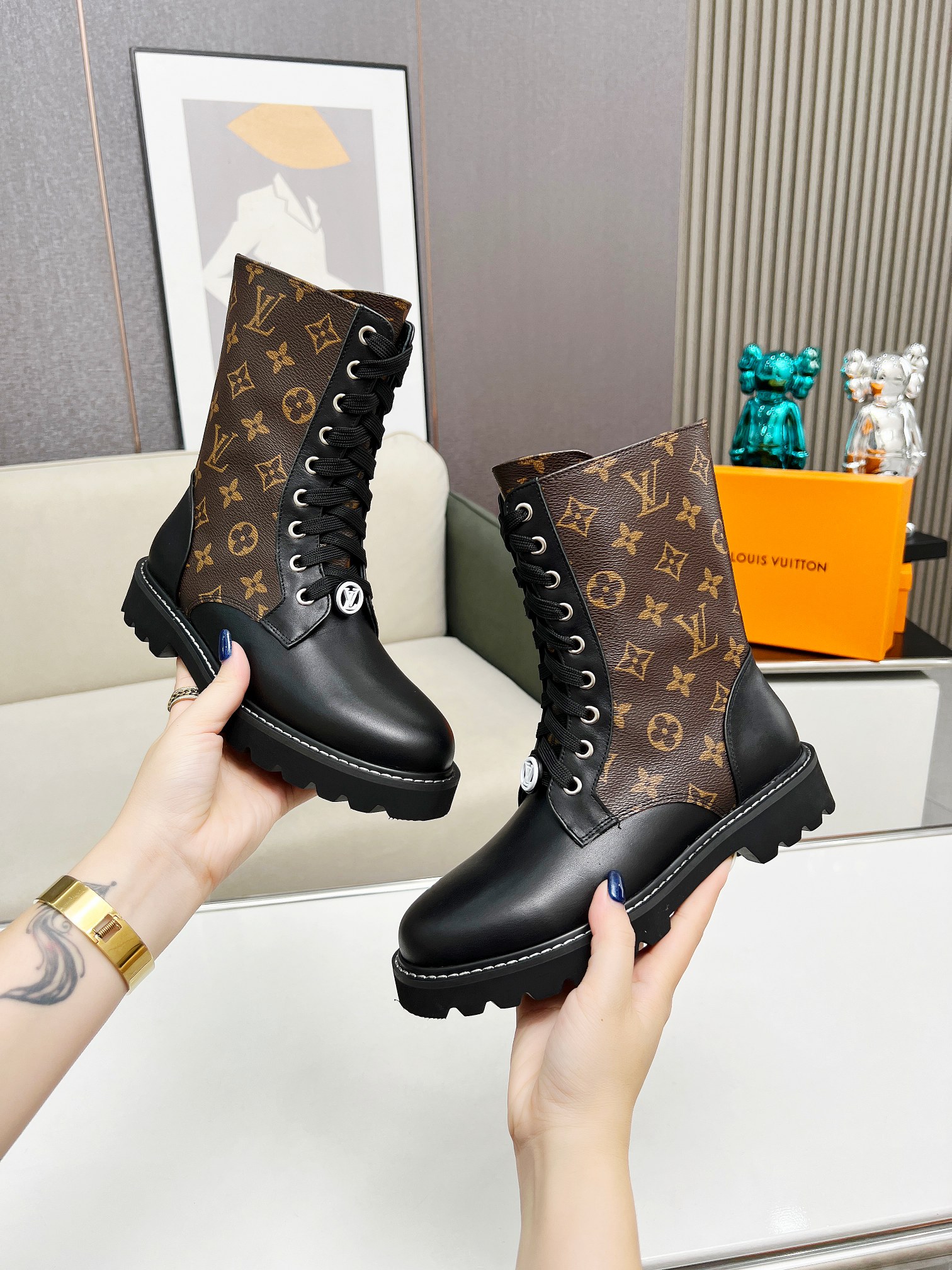 LV 高仿Monogram拼接高筒軍靴 女士厚底時尚馬丁靴｜歐美奢侈品精品推薦