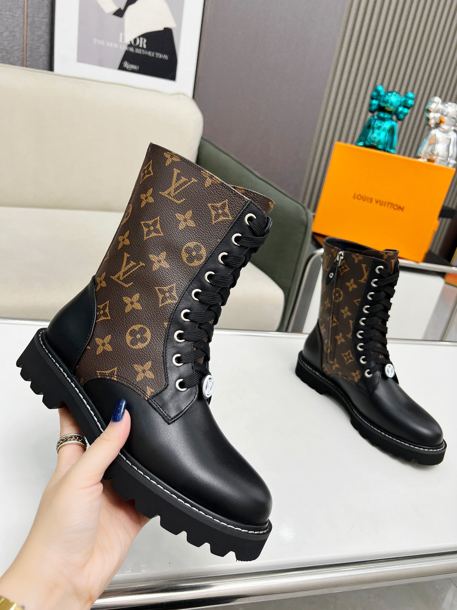LV 高仿Monogram拼接高筒軍靴 女士厚底時尚馬丁靴｜歐美奢侈品精品推薦