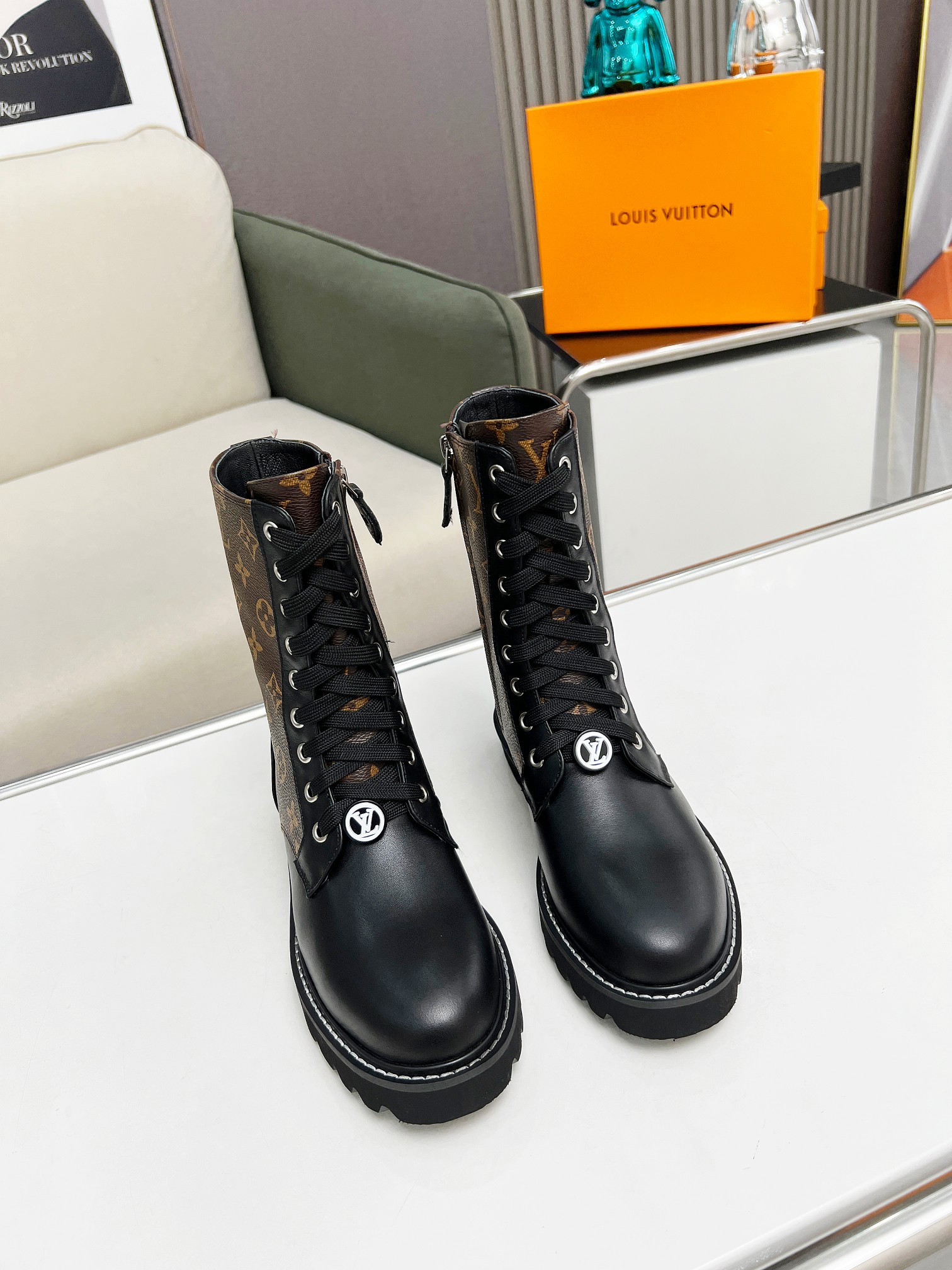 LV 高仿Monogram拼接高筒軍靴 女士厚底時尚馬丁靴｜歐美奢侈品精品推薦