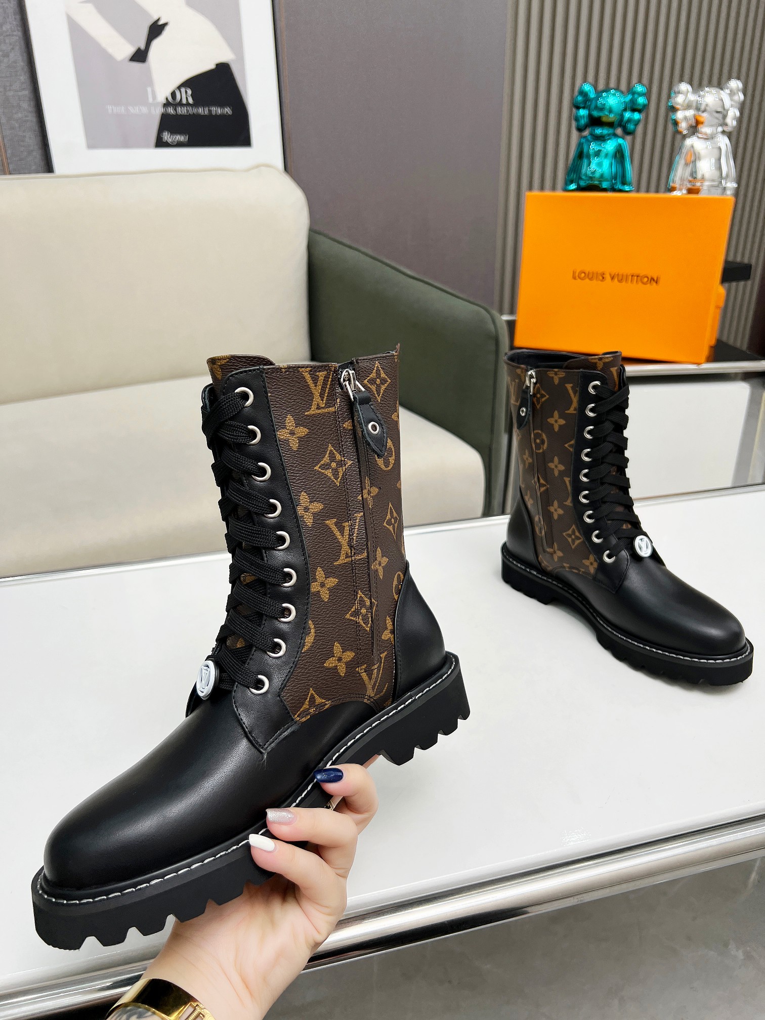 LV 高仿Monogram拼接高筒軍靴 女士厚底時尚馬丁靴｜歐美奢侈品精品推薦