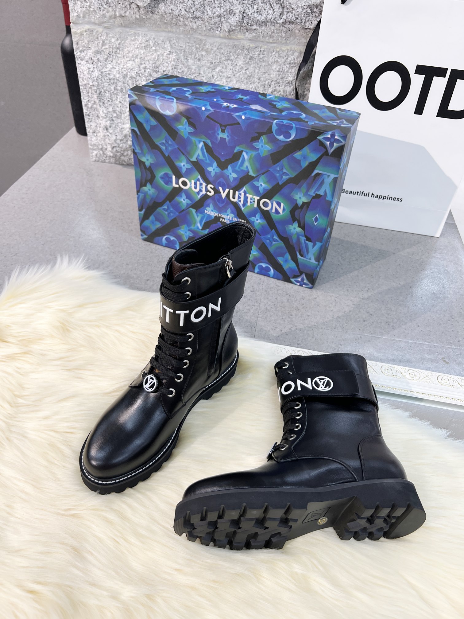 LV 一比一黑色高筒綁帶軍靴 女士厚底時尚馬丁靴｜歐美奢侈品精品推薦