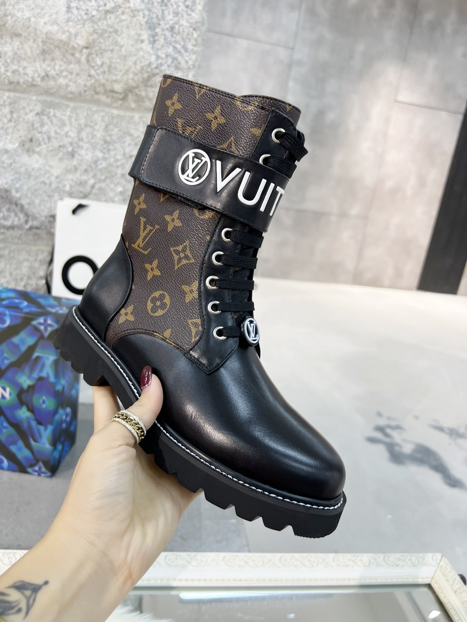 LV 原單拼接Monogram軍靴 女士厚底高筒時尚馬丁靴｜歐美奢侈品精品推薦