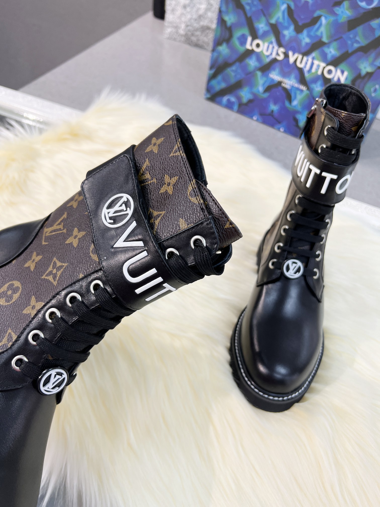 LV 原單拼接Monogram軍靴 女士厚底高筒時尚馬丁靴｜歐美奢侈品精品推薦