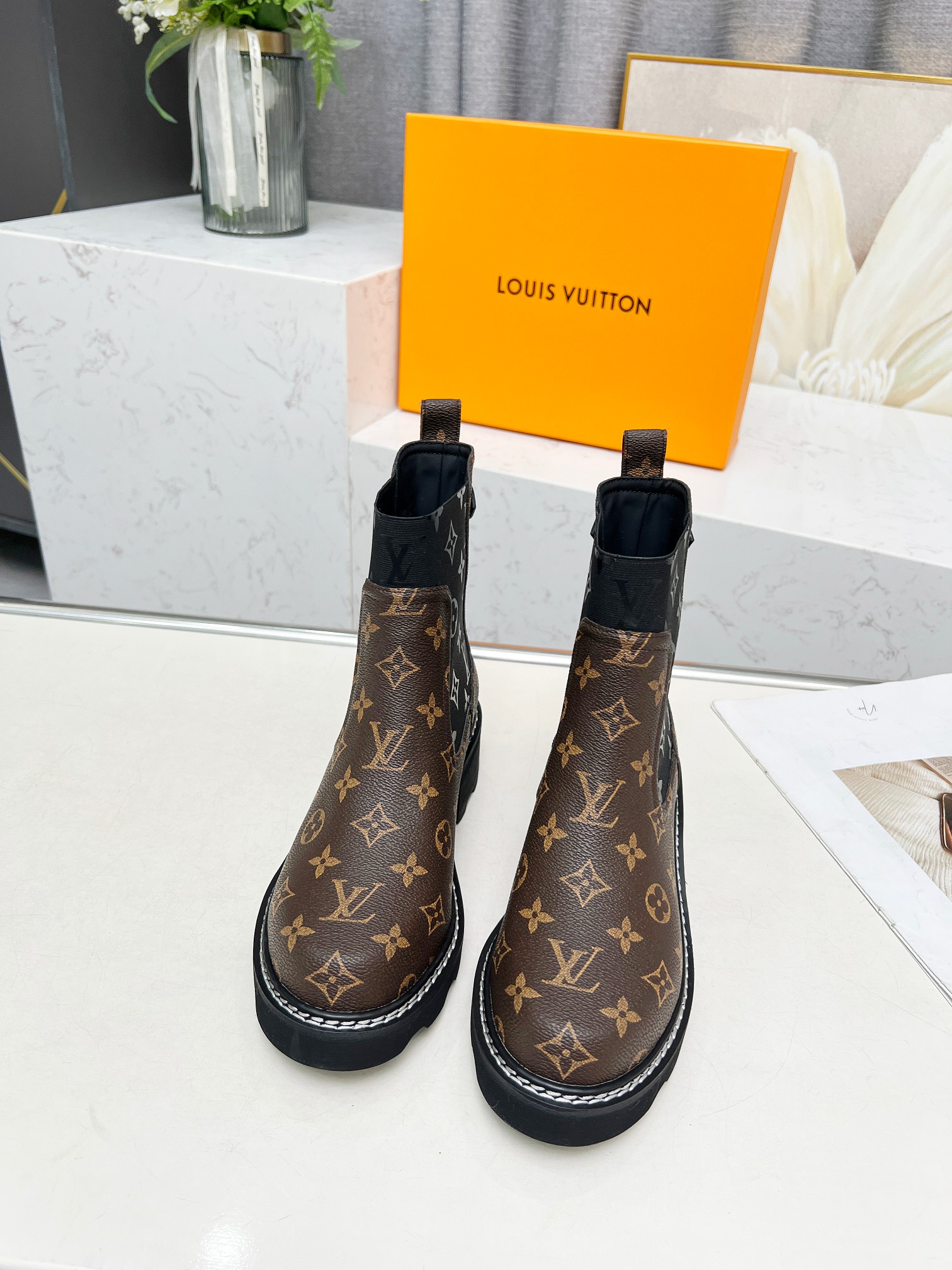 LV 高仿短靴 經典花紋拼接設計 時尚百搭款｜歐美奢侈品精品推薦
