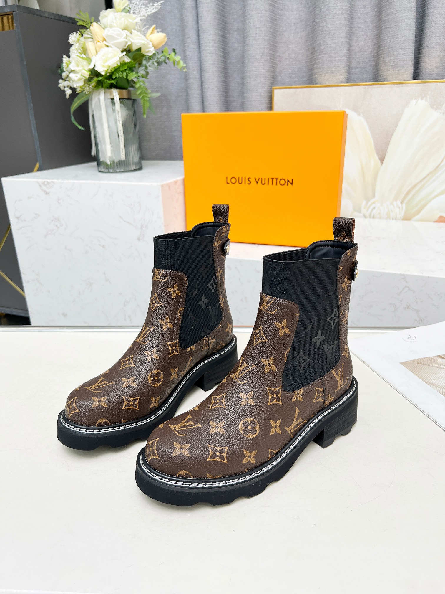 LV 高仿短靴 經典花紋拼接設計 時尚百搭款｜歐美奢侈品精品推薦