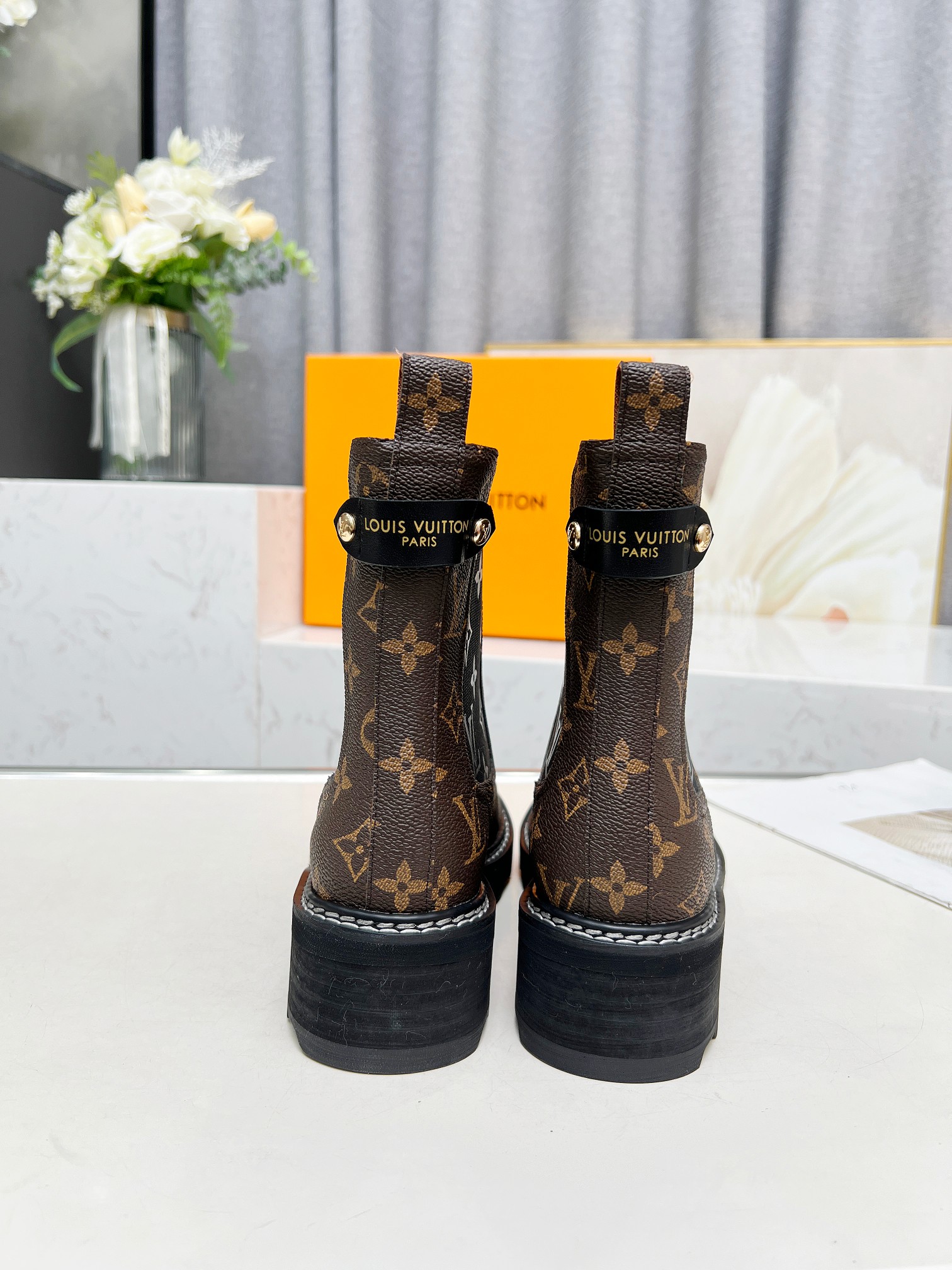 LV 高仿短靴 經典花紋拼接設計 時尚百搭款｜歐美奢侈品精品推薦