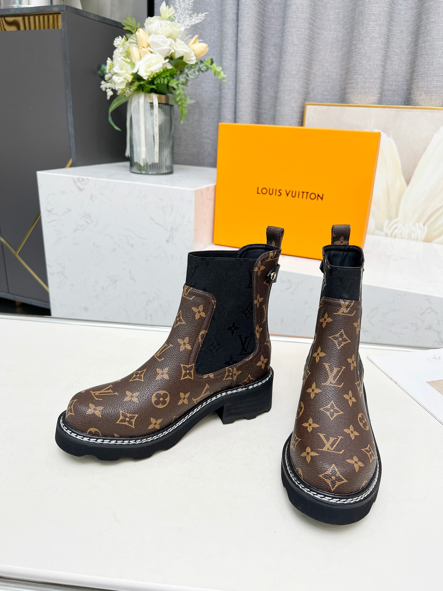 LV 高仿短靴 經典花紋拼接設計 時尚百搭款｜歐美奢侈品精品推薦