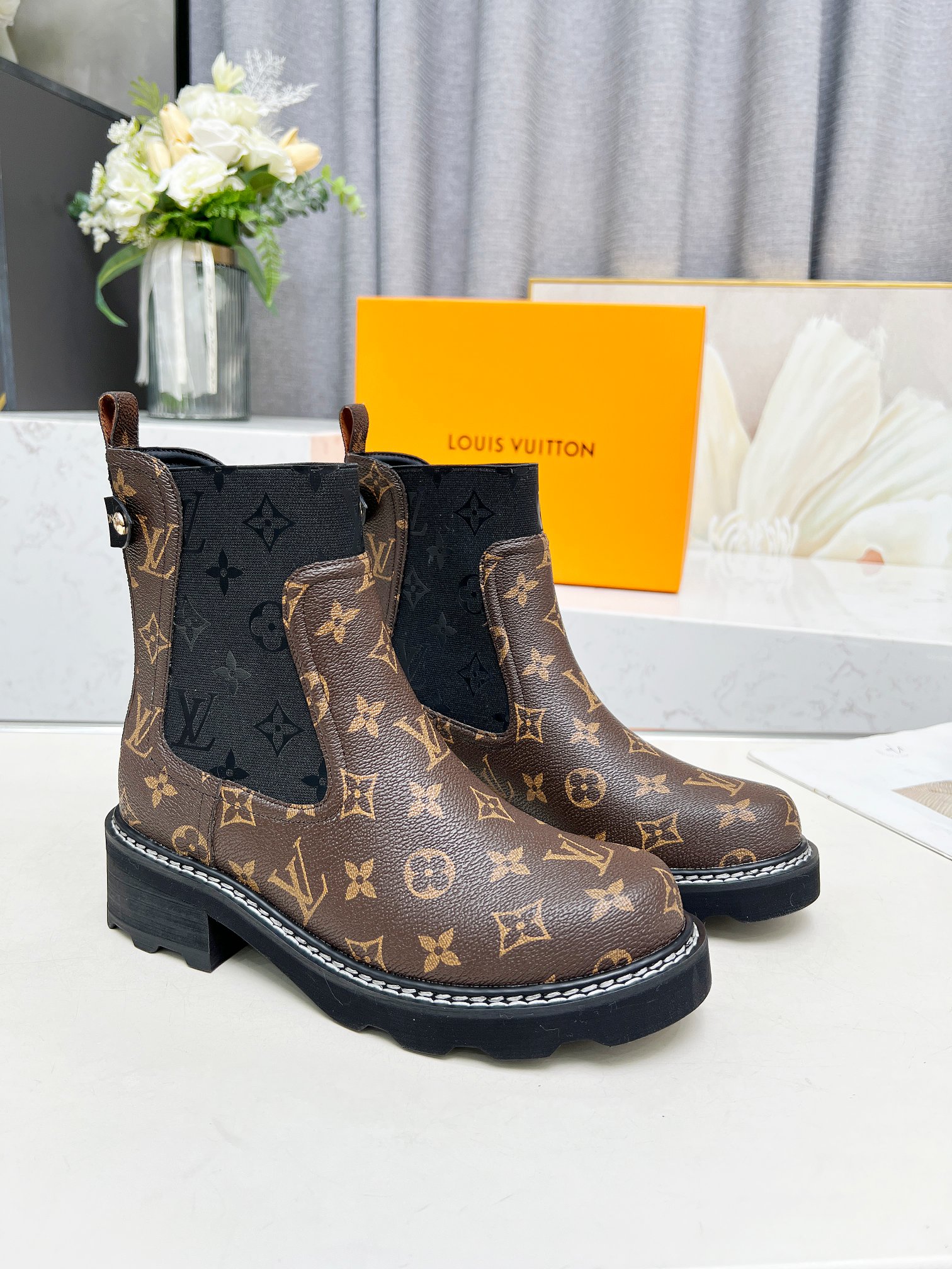 LV 高仿短靴 經典花紋拼接設計 時尚百搭款｜歐美奢侈品精品推薦