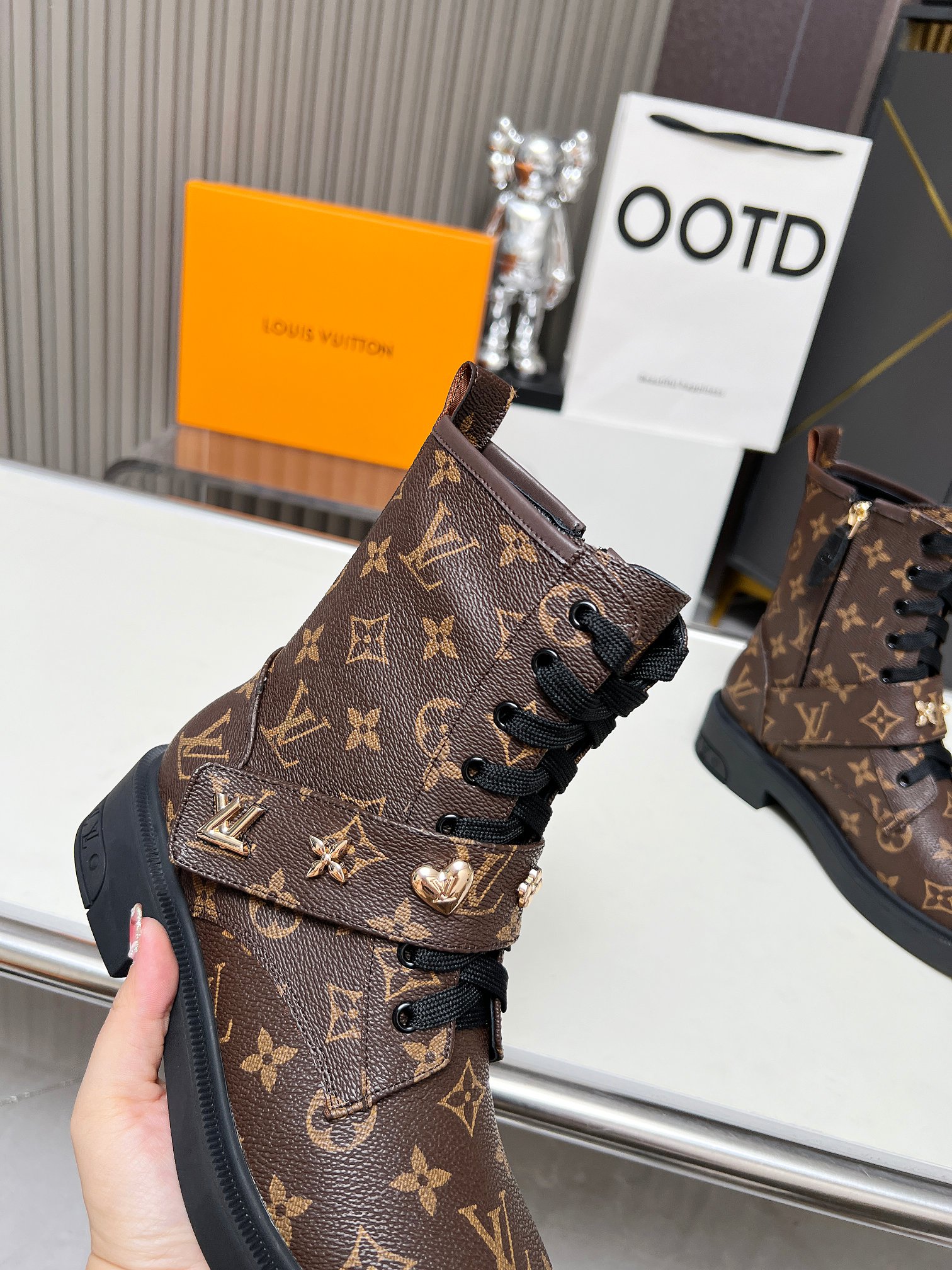 LV 一比一老花短靴 經典圖案 綴飾帶女鞋｜歐美奢侈品精品推薦