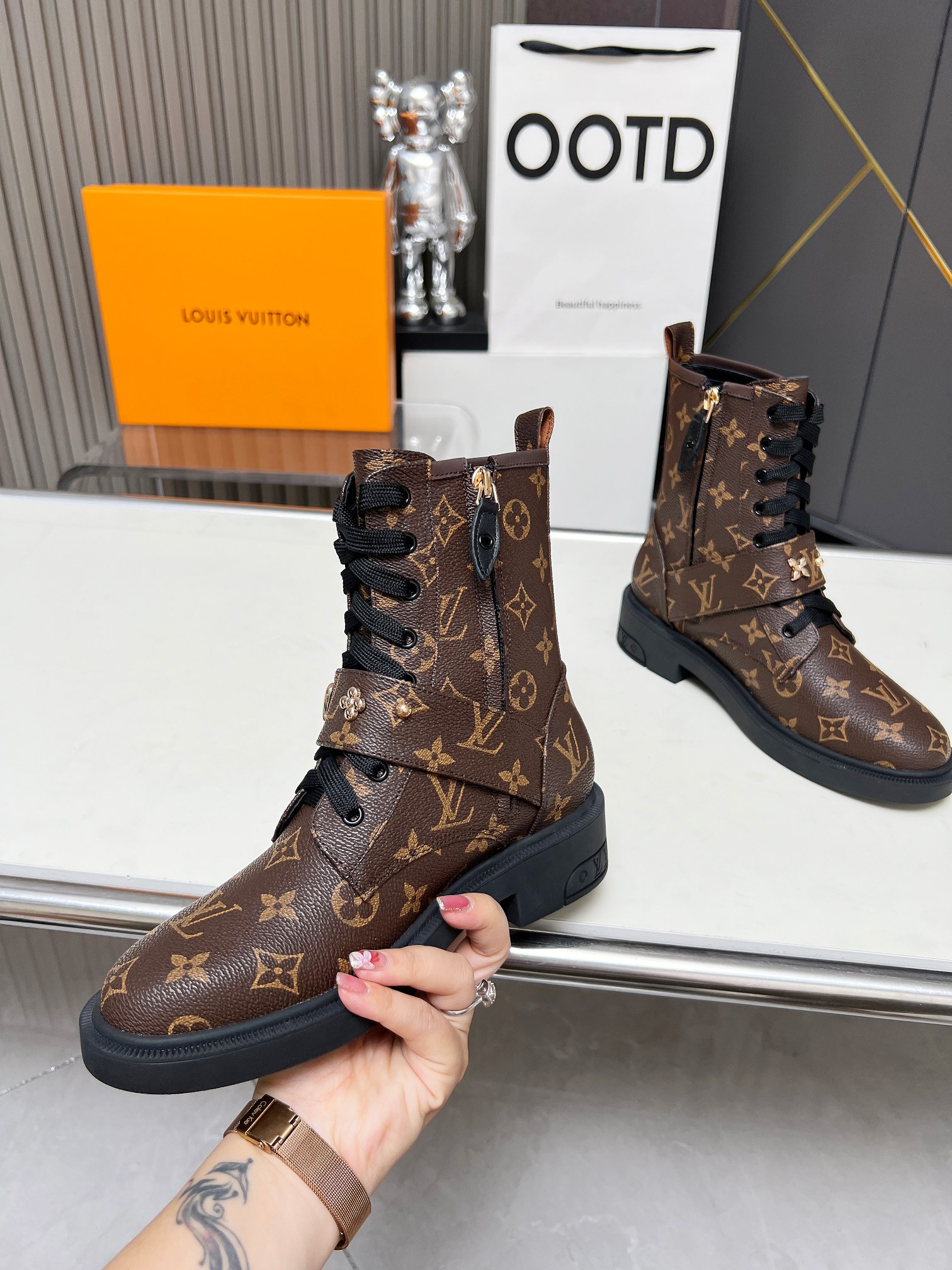 LV 一比一老花短靴 經典圖案 綴飾帶女鞋｜歐美奢侈品精品推薦