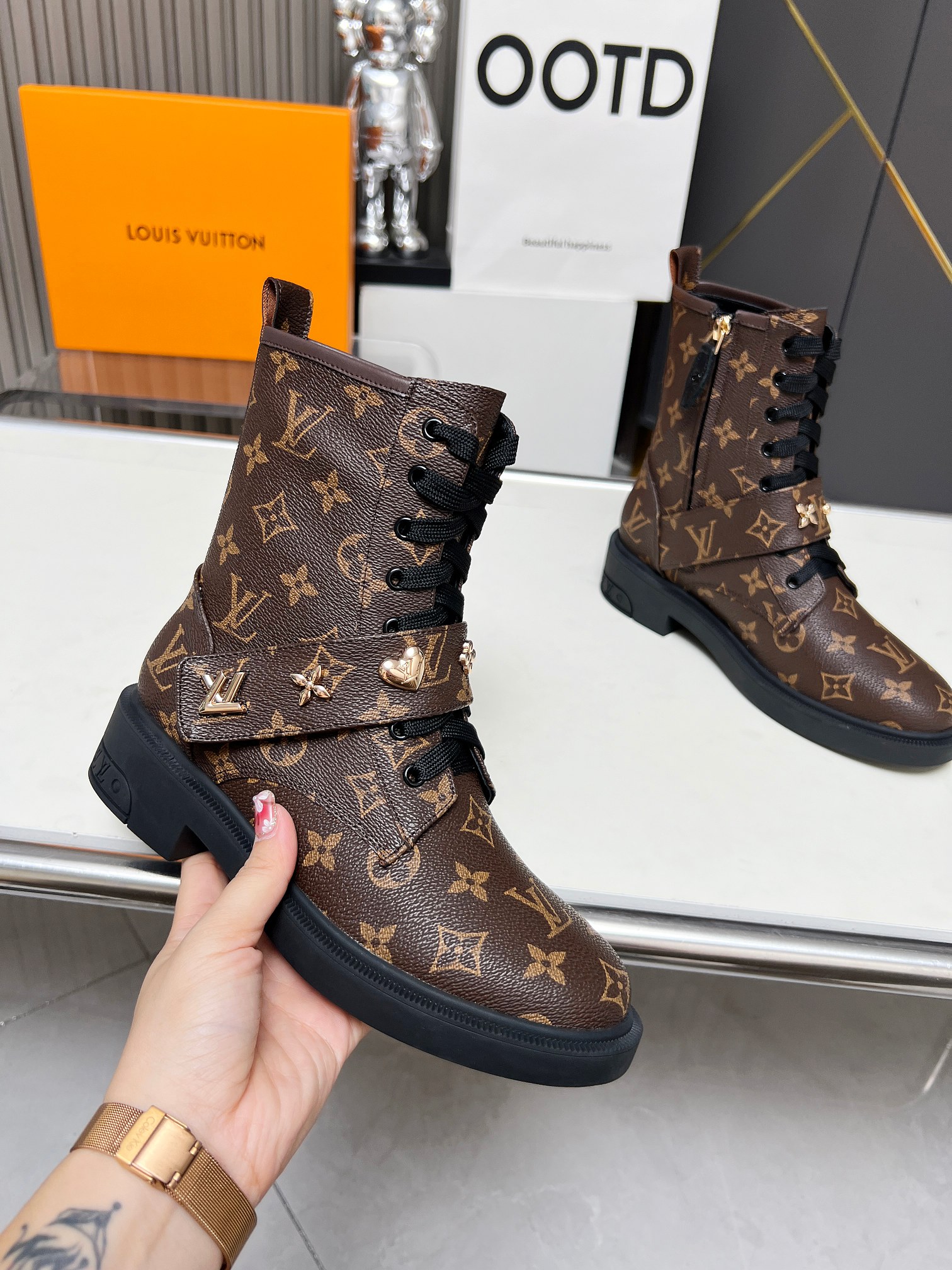 LV 一比一老花短靴 經典圖案 綴飾帶女鞋｜歐美奢侈品精品推薦
