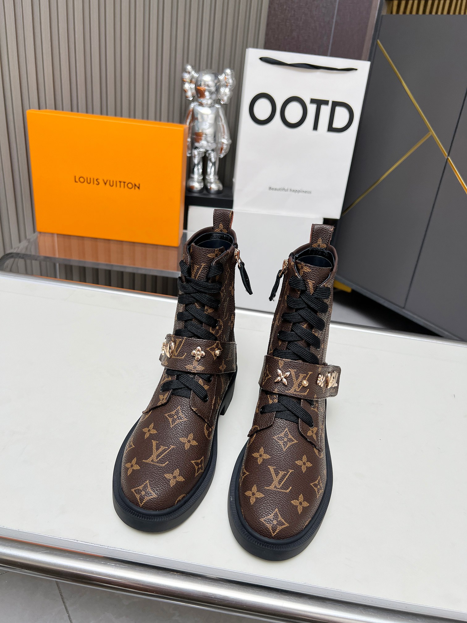 LV 一比一老花短靴 經典圖案 綴飾帶女鞋｜歐美奢侈品精品推薦