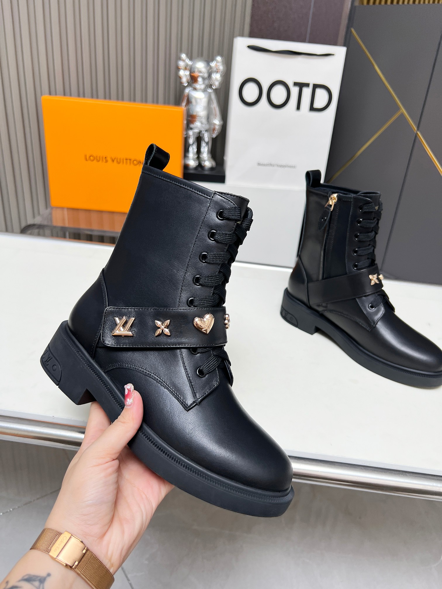 LV 高仿短靴 經典黑色壓紋 Monogram 女士鞋｜歐美奢侈品精品推薦