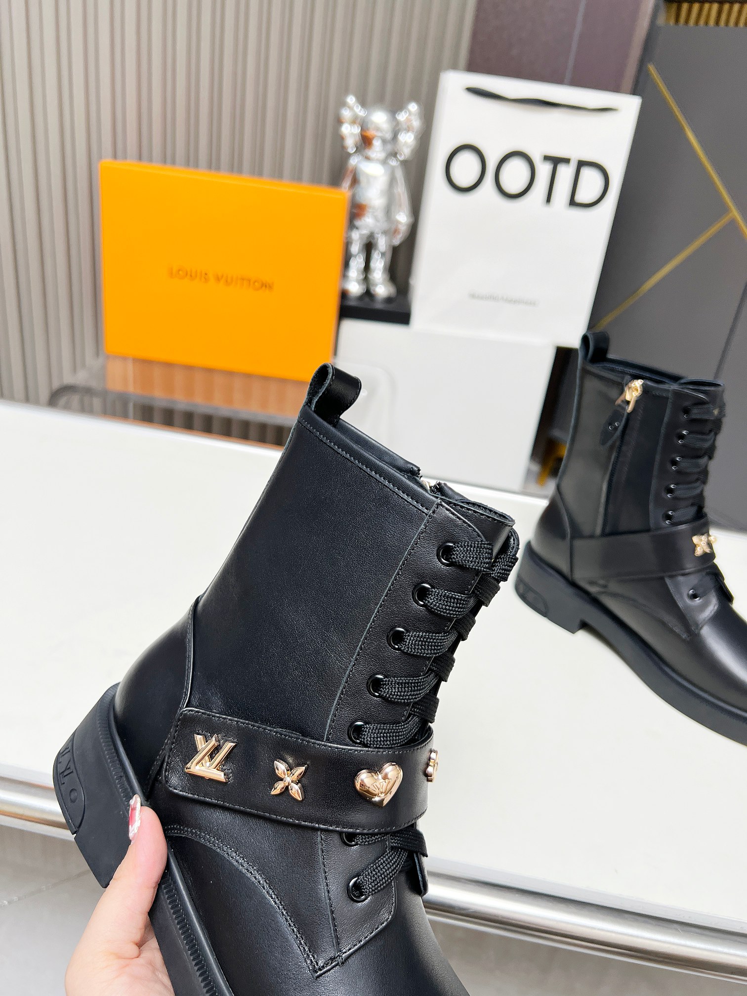 LV 高仿短靴 經典黑色壓紋 Monogram 女士鞋｜歐美奢侈品精品推薦