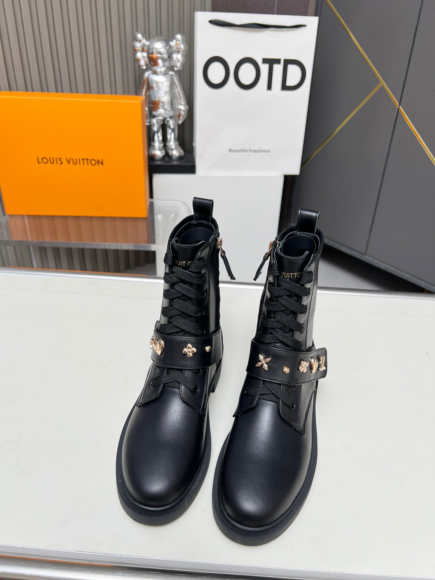 LV 高仿短靴 經典黑色壓紋 Monogram 女士鞋｜歐美奢侈品精品推薦