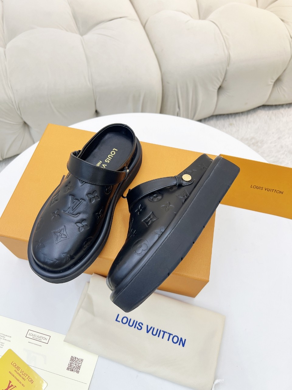 LV 精品仿製黑色穆勒鞋 Monogram浮雕設計｜歐美奢侈品精品推薦