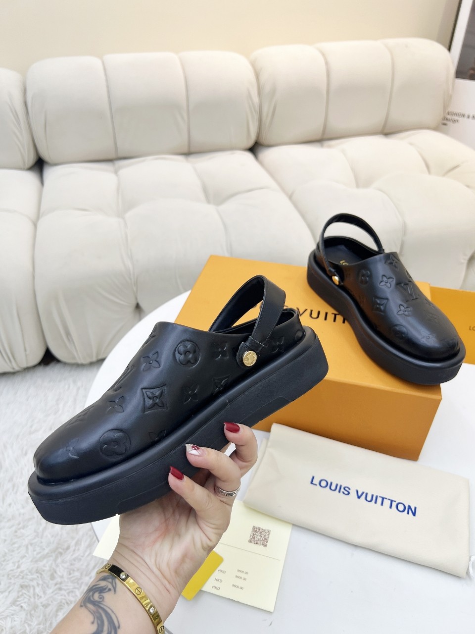 LV 精品仿製黑色穆勒鞋 Monogram浮雕設計｜歐美奢侈品精品推薦