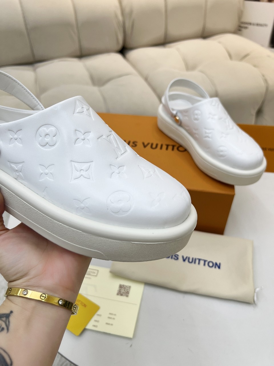 LV 一比一白色穆勒鞋 Monogram壓紋百搭款｜歐美奢侈品精品推薦