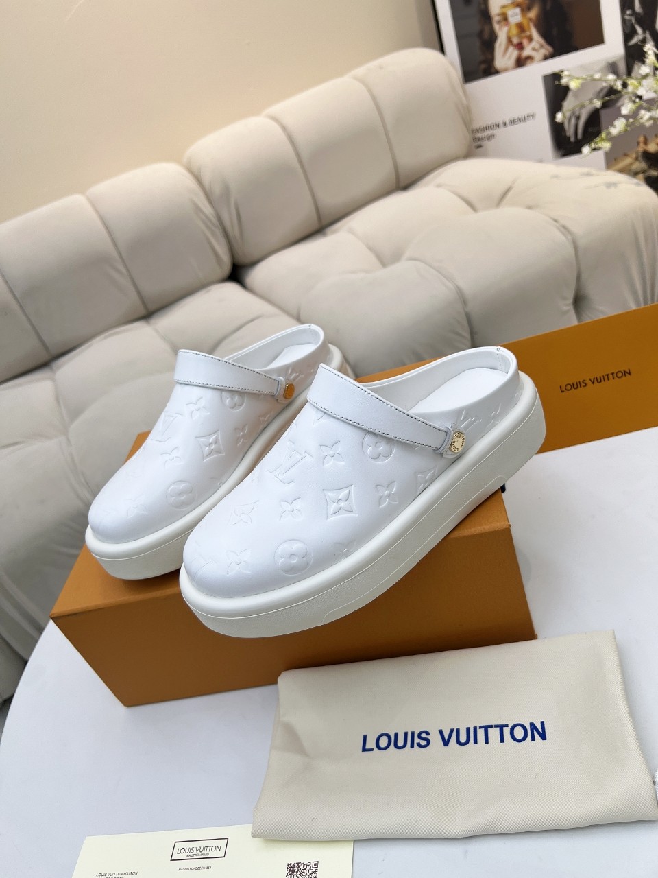 LV 一比一白色穆勒鞋 Monogram壓紋百搭款｜歐美奢侈品精品推薦