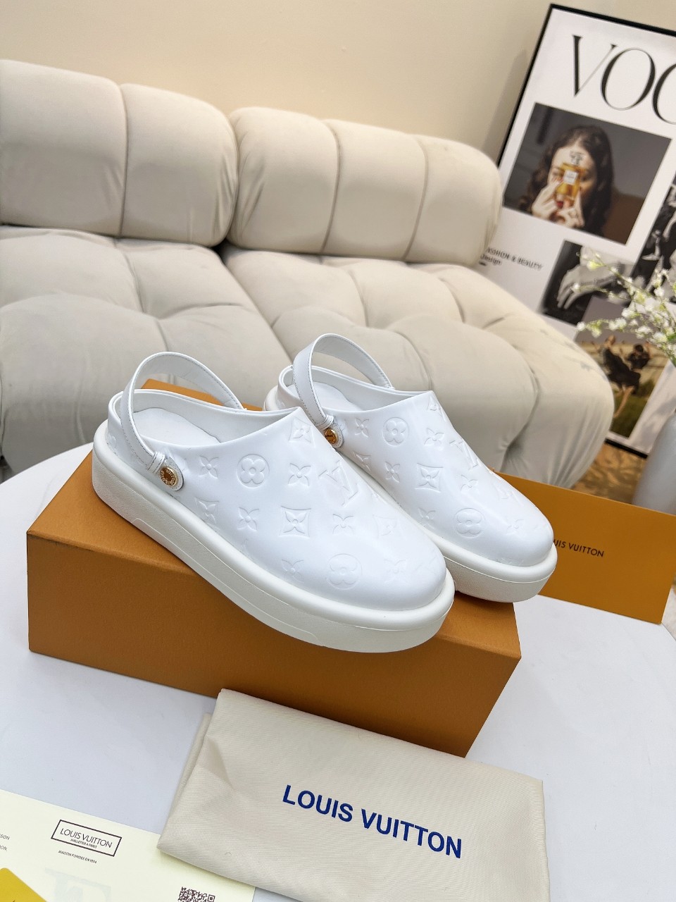 LV 一比一白色穆勒鞋 Monogram壓紋百搭款｜歐美奢侈品精品推薦
