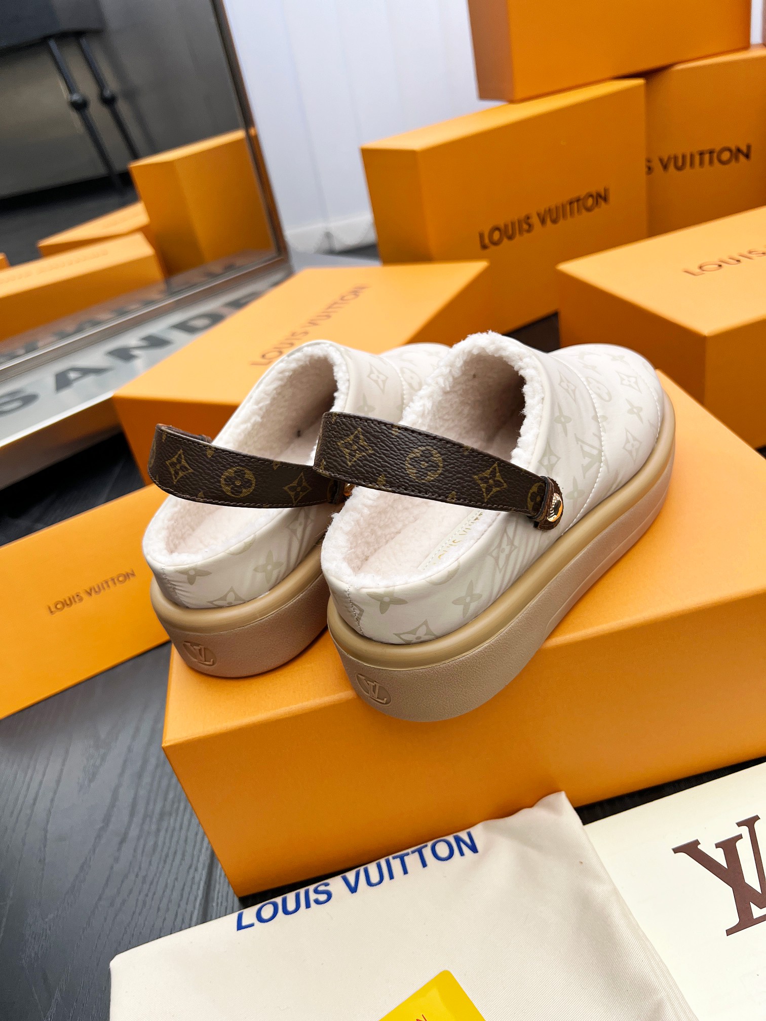 LV 原單羊羔絨穆勒鞋 Monogram拼接保暖款｜歐美奢侈品精品推薦