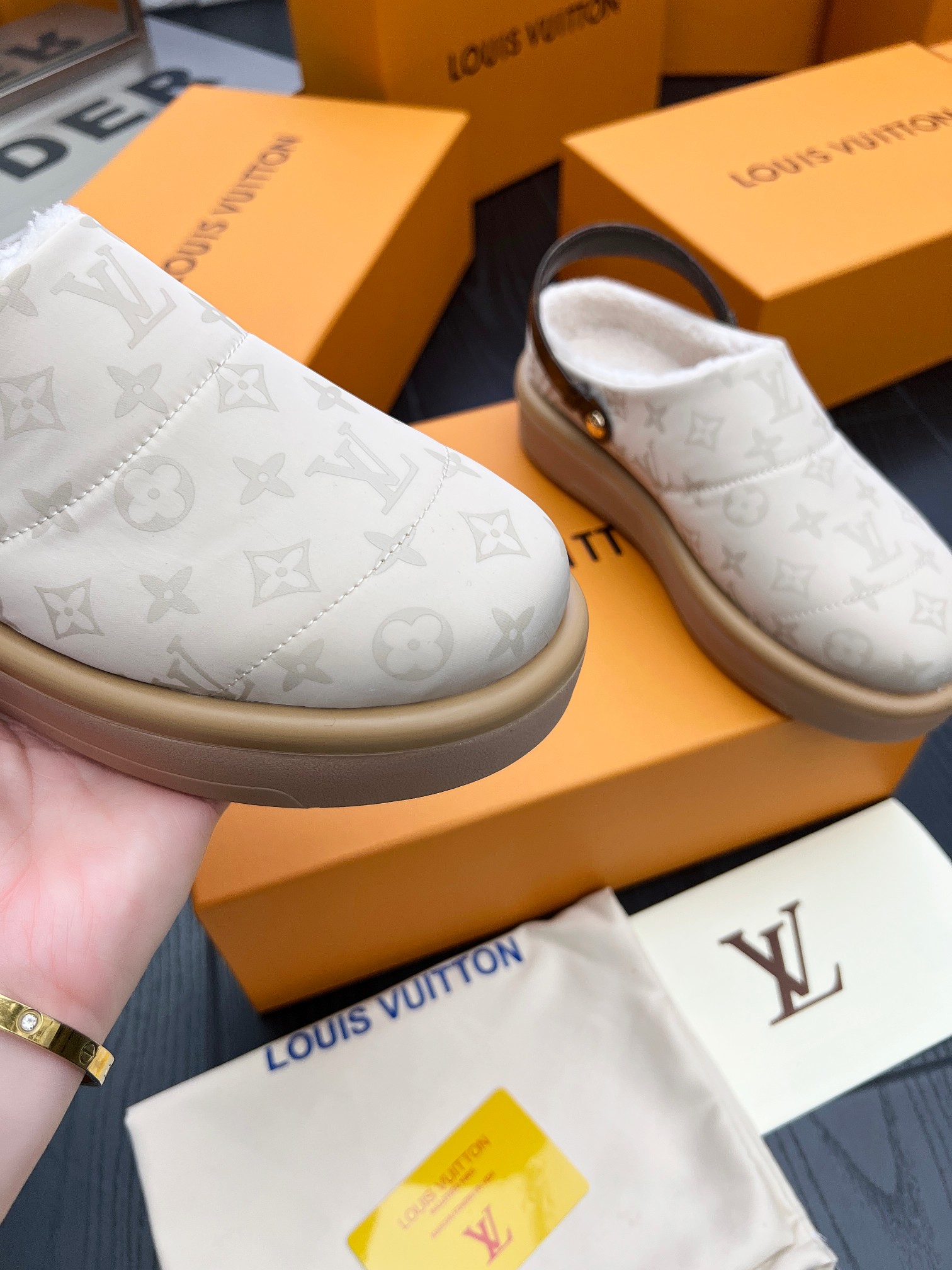 LV 原單羊羔絨穆勒鞋 Monogram拼接保暖款｜歐美奢侈品精品推薦