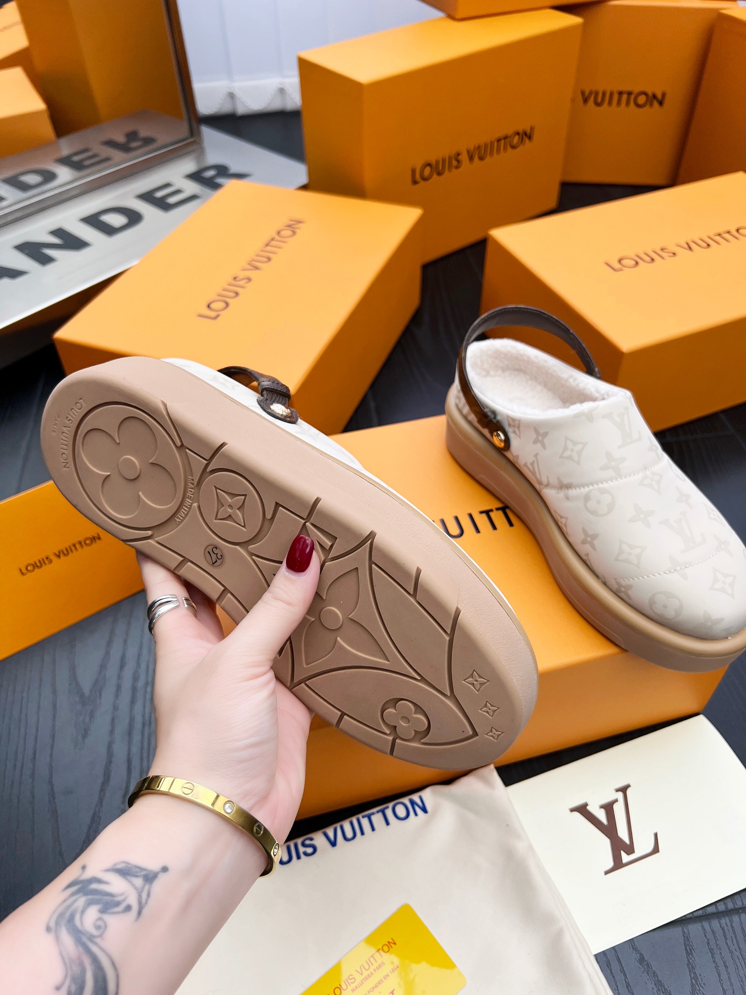 LV 原單羊羔絨穆勒鞋 Monogram拼接保暖款｜歐美奢侈品精品推薦