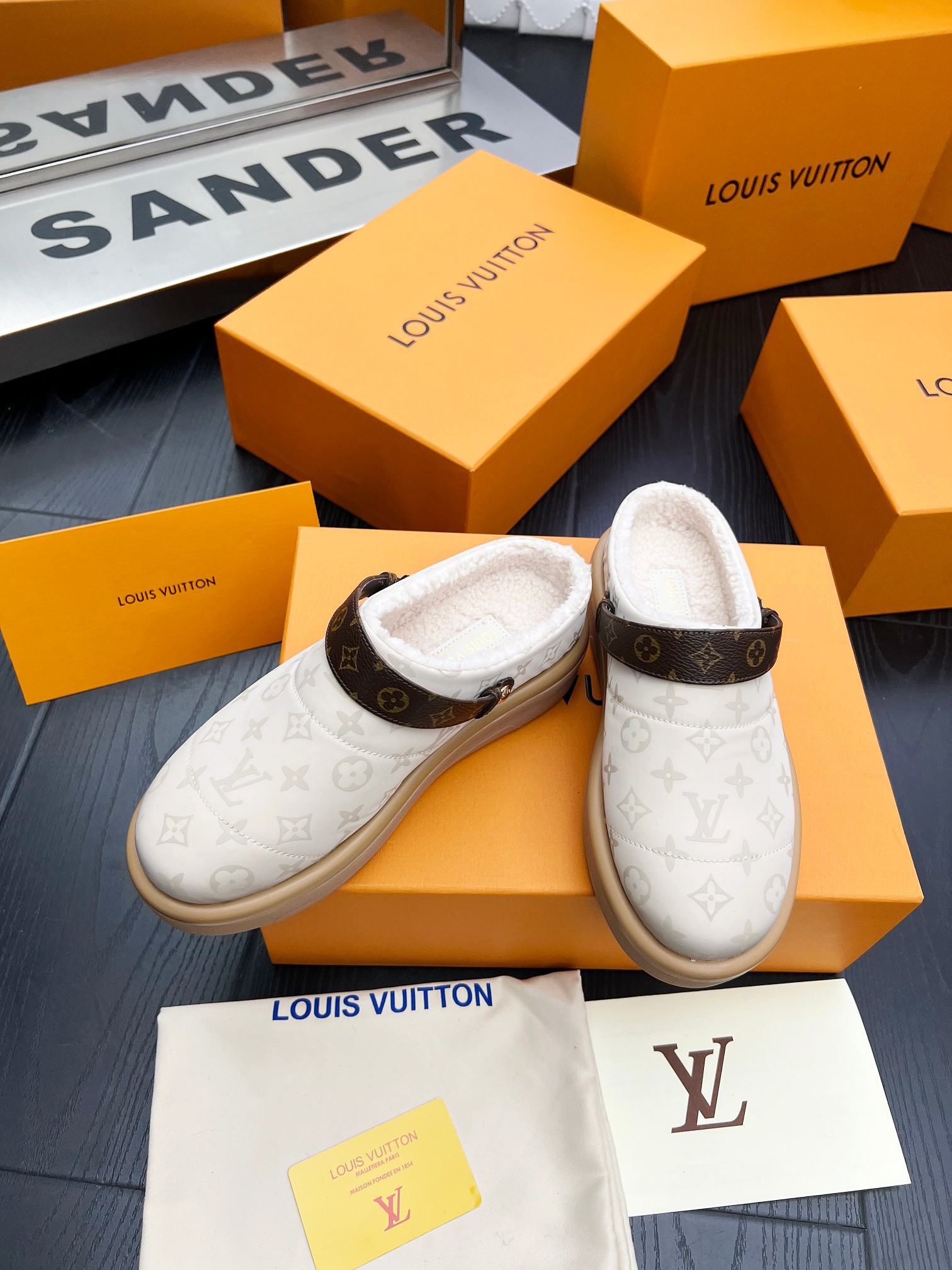 LV 原單羊羔絨穆勒鞋 Monogram拼接保暖款｜歐美奢侈品精品推薦