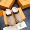 LV 精品仿製羊羔絨穆勒鞋 卡其Monogram拼接款｜歐美奢侈品精品推薦