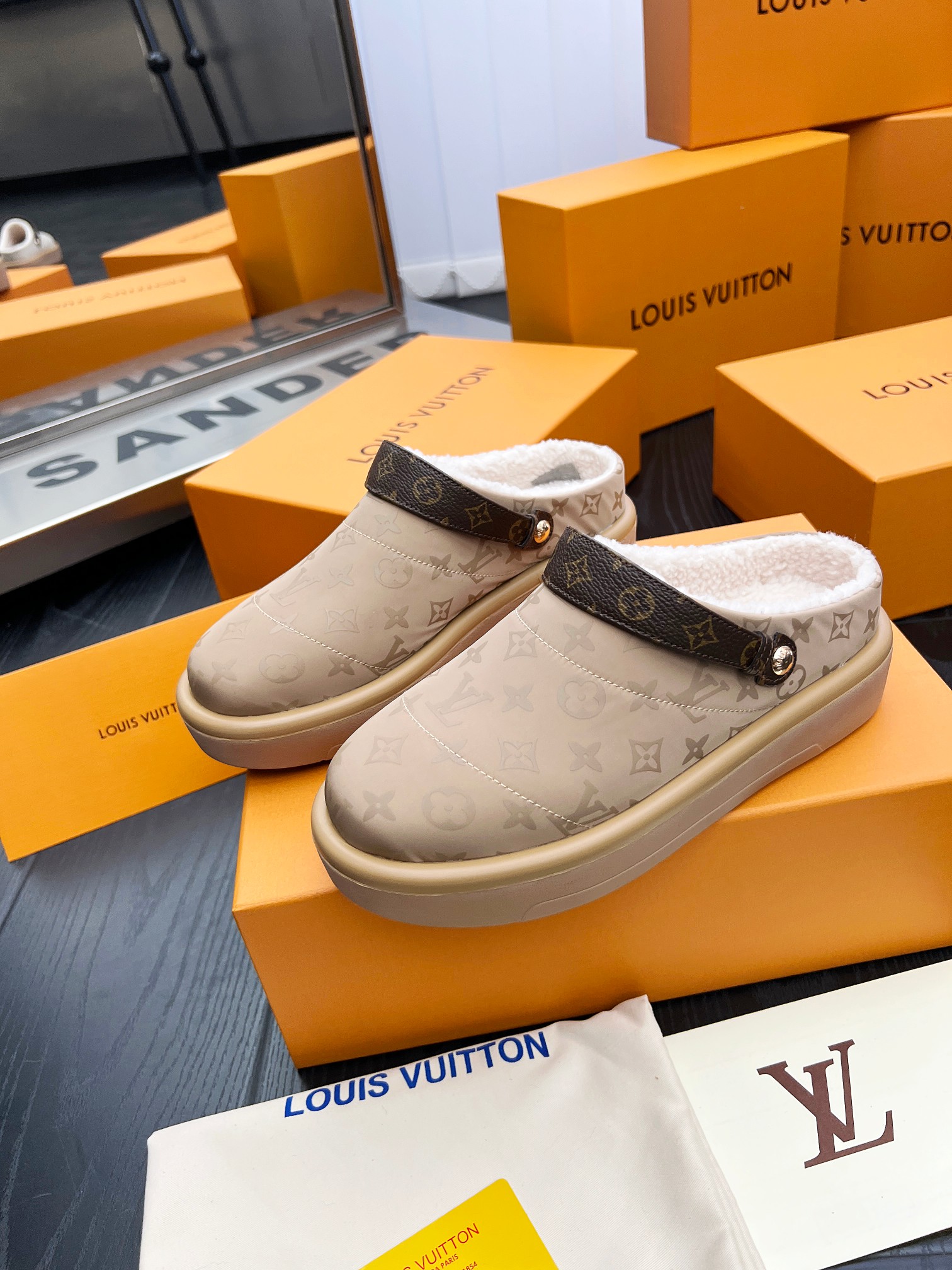 LV 精品仿製羊羔絨穆勒鞋 卡其Monogram拼接款｜歐美奢侈品精品推薦