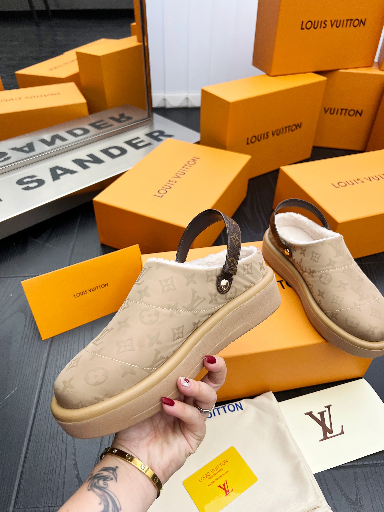 LV 精品仿製羊羔絨穆勒鞋 卡其Monogram拼接款｜歐美奢侈品精品推薦