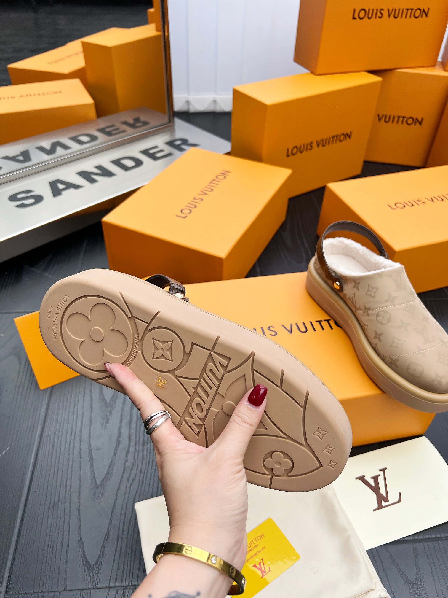 LV 精品仿製羊羔絨穆勒鞋 卡其Monogram拼接款｜歐美奢侈品精品推薦