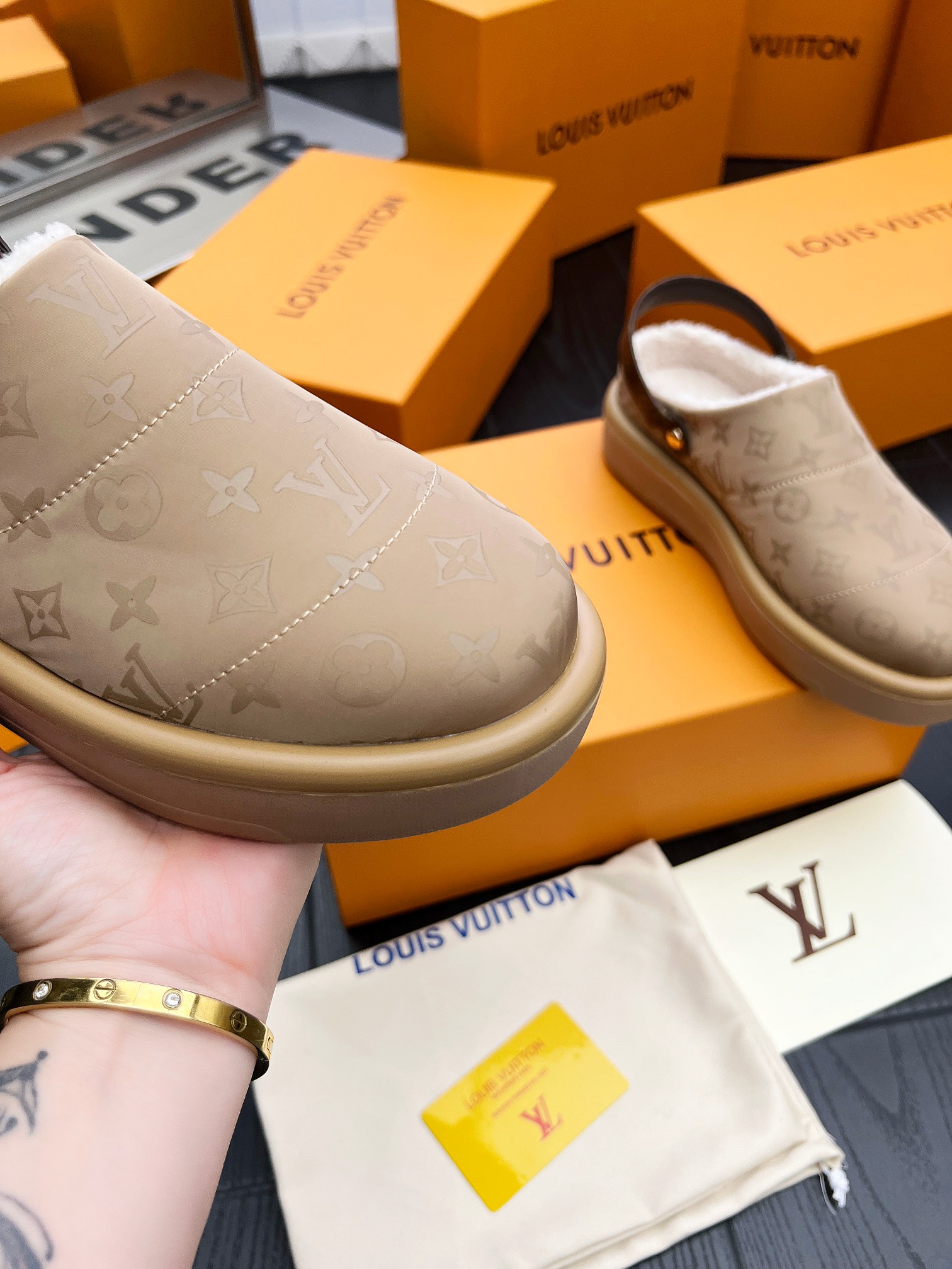 LV 精品仿製羊羔絨穆勒鞋 卡其Monogram拼接款｜歐美奢侈品精品推薦