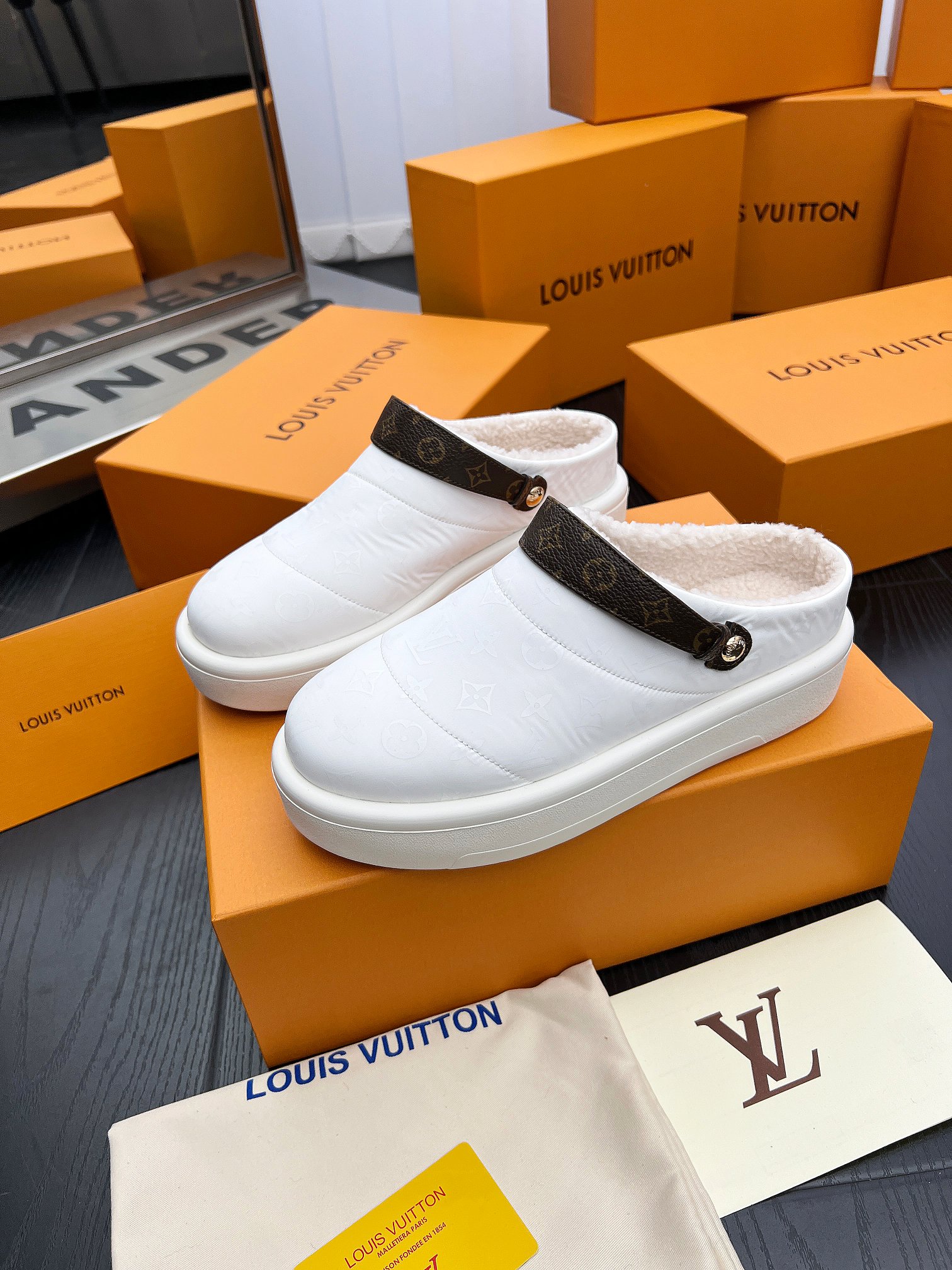 LV 一比一羊羔絨穆勒鞋 白色Monogram拼接款｜歐美奢侈品精品推薦
