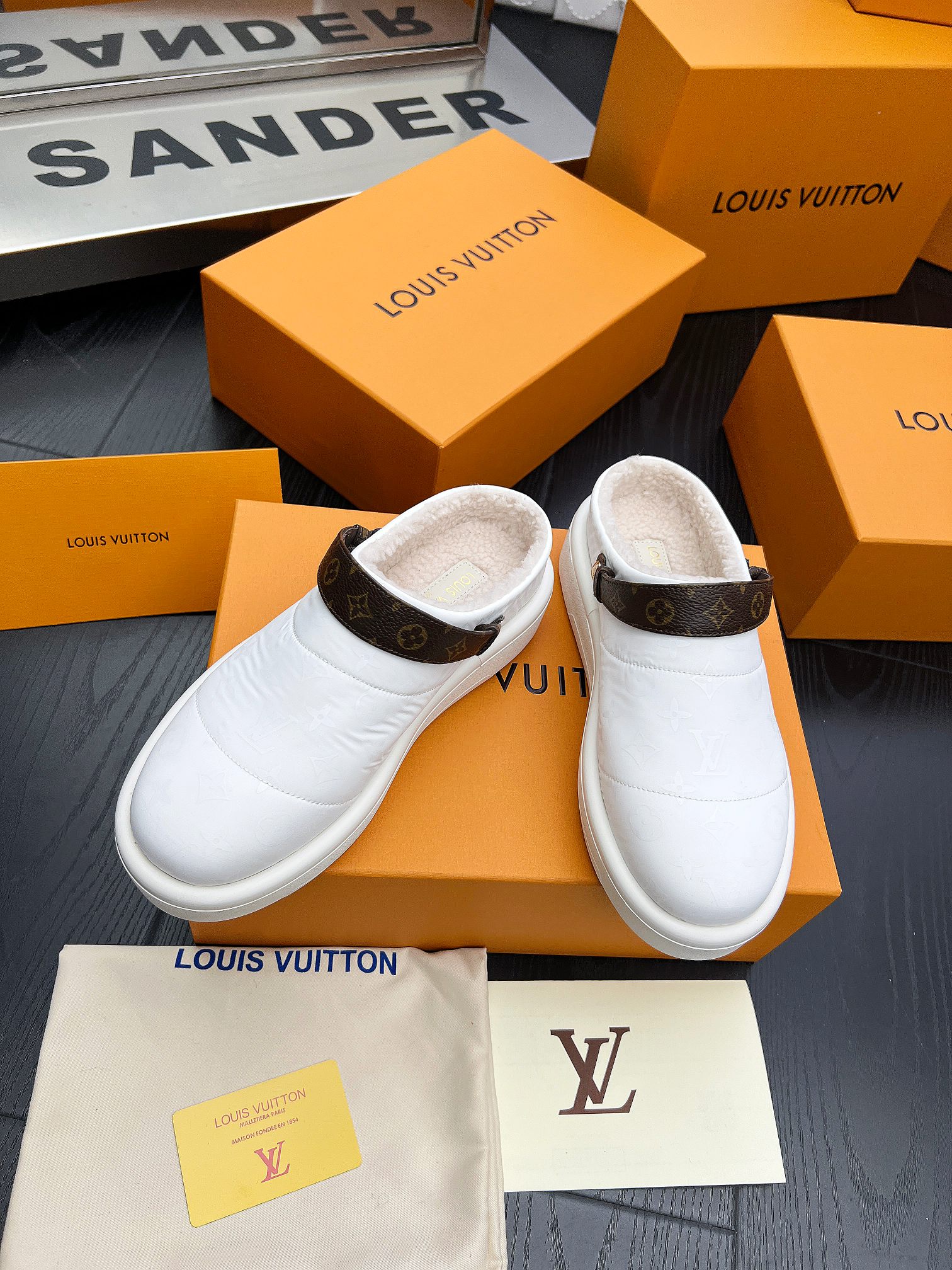 LV 一比一羊羔絨穆勒鞋 白色Monogram拼接款｜歐美奢侈品精品推薦