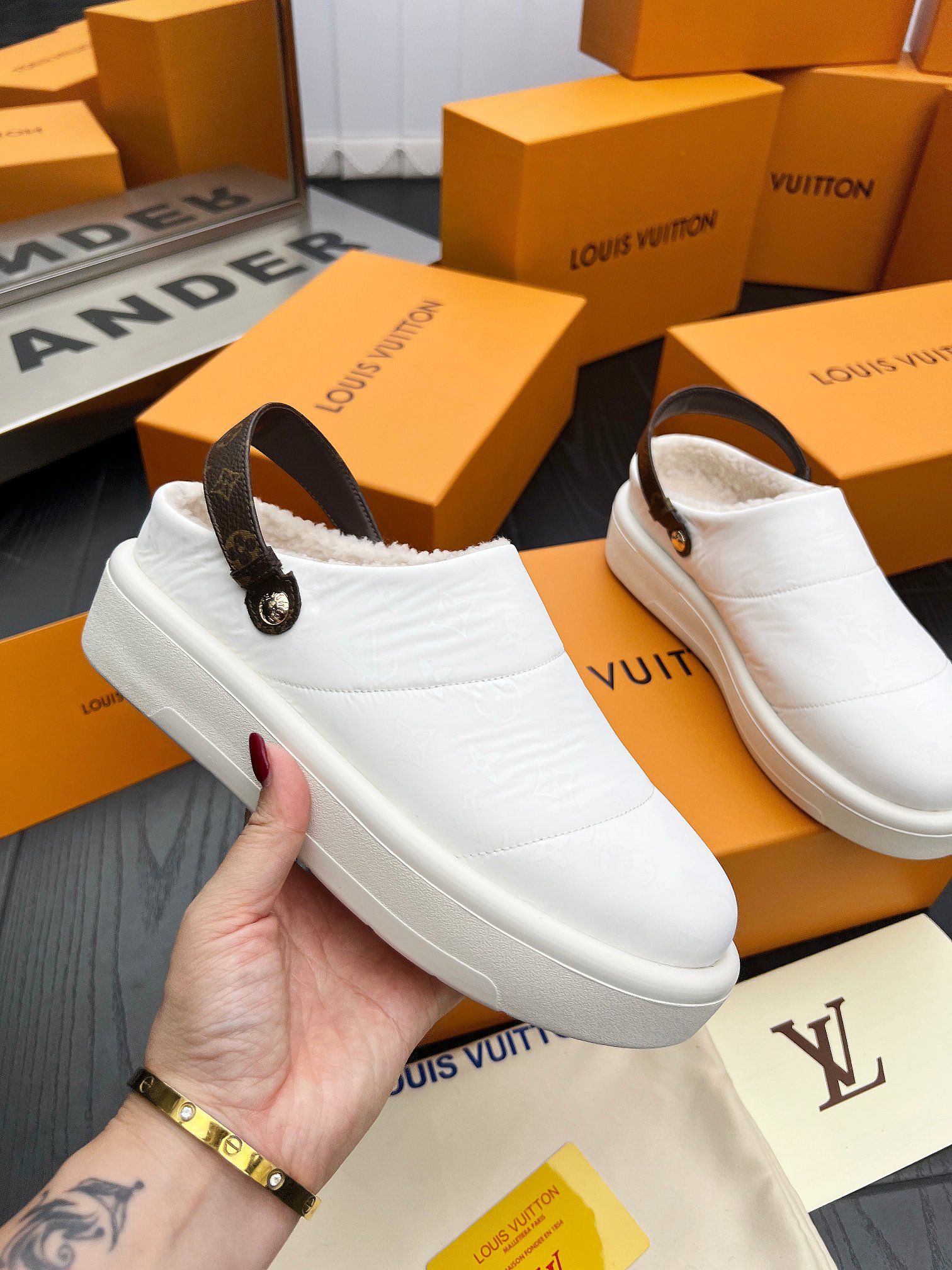 LV 一比一羊羔絨穆勒鞋 白色Monogram拼接款｜歐美奢侈品精品推薦