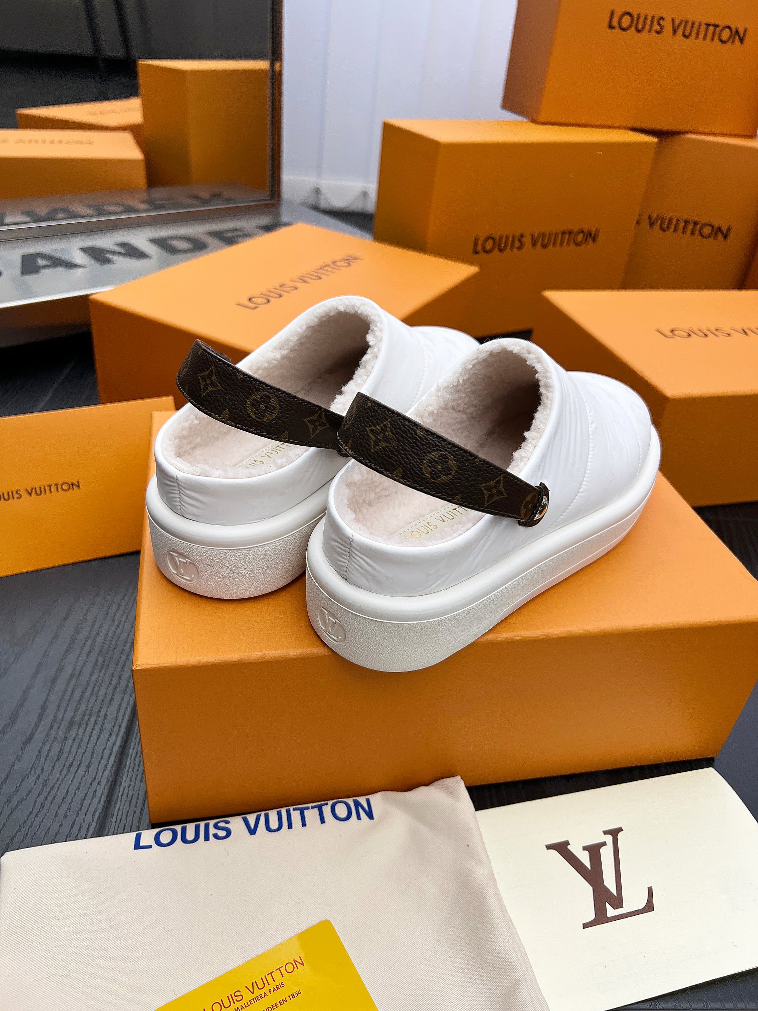 LV 一比一羊羔絨穆勒鞋 白色Monogram拼接款｜歐美奢侈品精品推薦