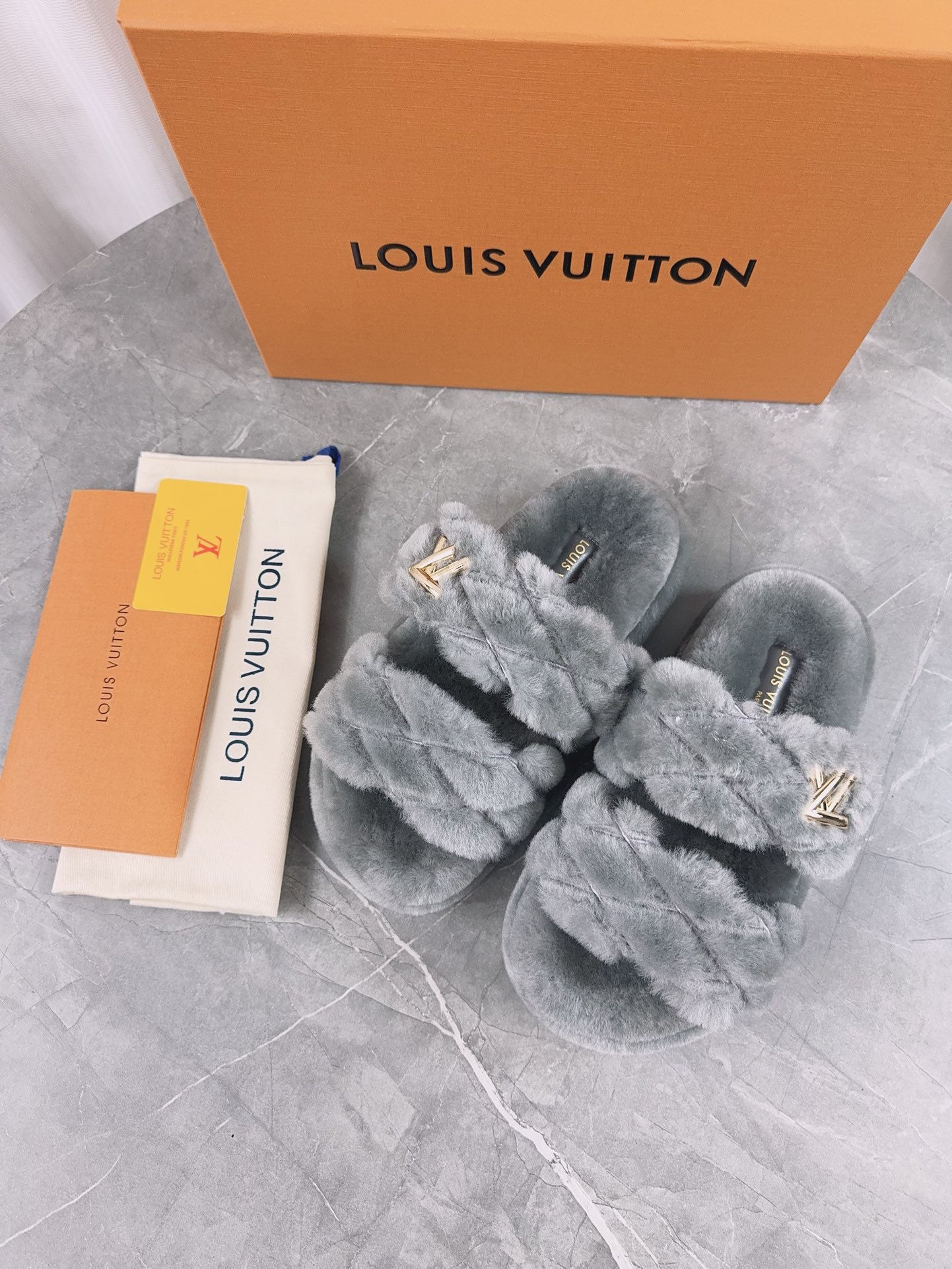 LV 高仿編織毛毛拖鞋 灰色百搭舒適款｜歐美奢侈品精品推薦