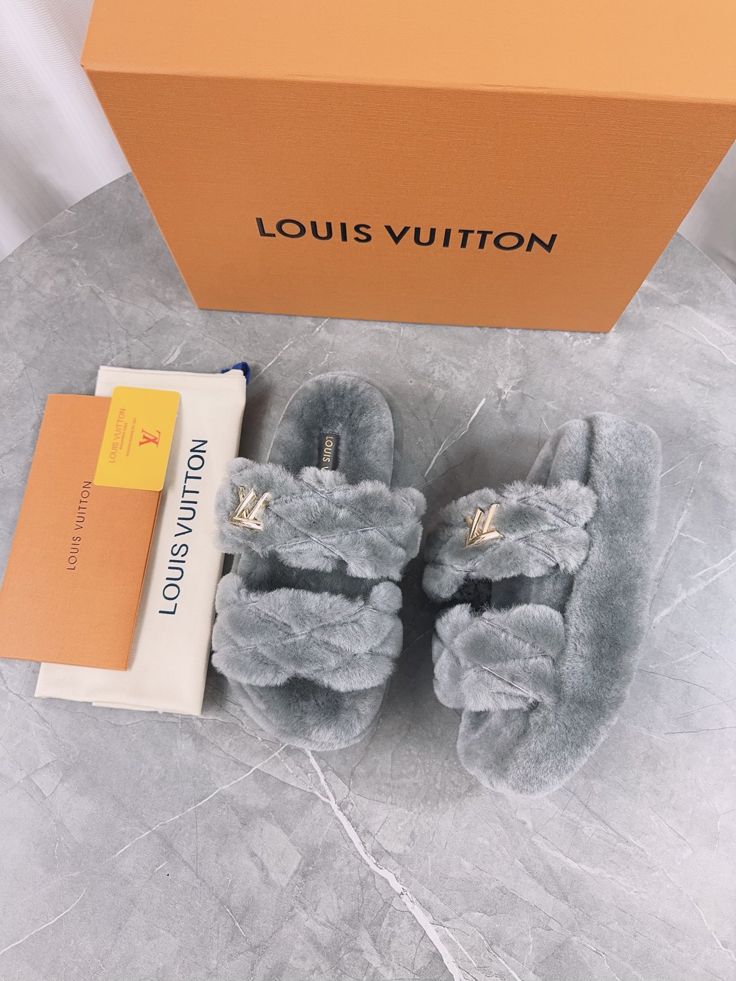 LV 高仿編織毛毛拖鞋 灰色百搭舒適款｜歐美奢侈品精品推薦