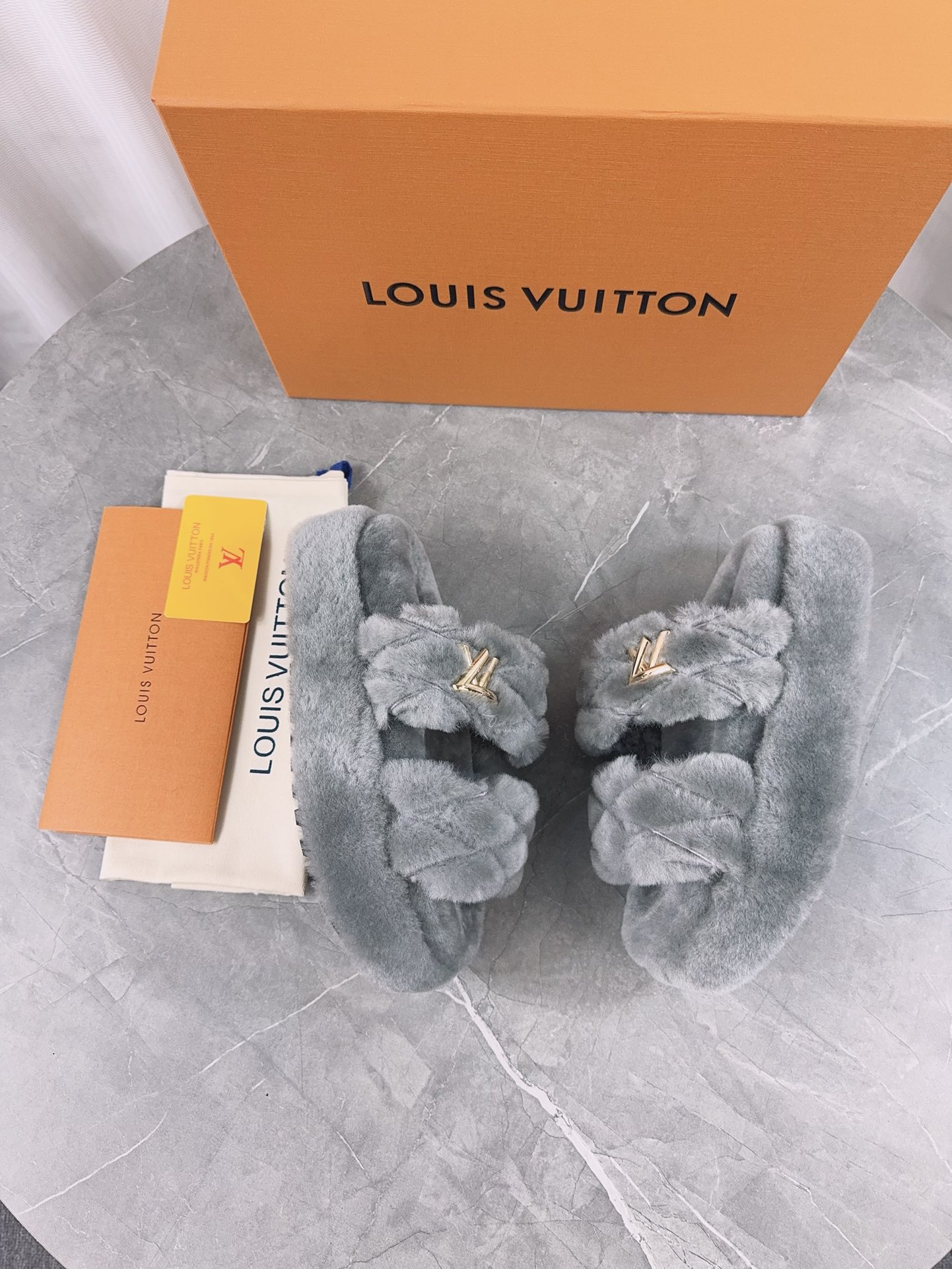 LV 高仿編織毛毛拖鞋 灰色百搭舒適款｜歐美奢侈品精品推薦