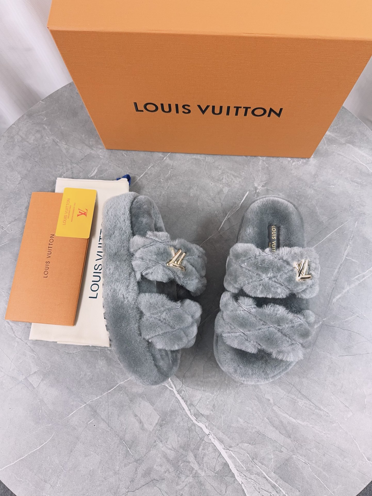 LV 高仿編織毛毛拖鞋 灰色百搭舒適款｜歐美奢侈品精品推薦