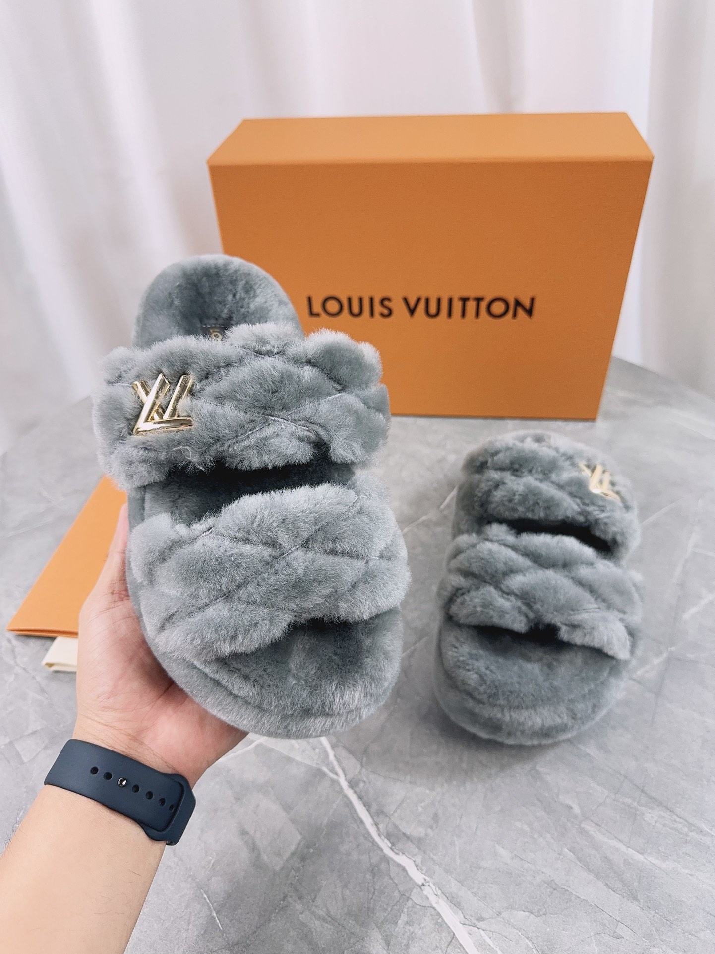 LV 高仿編織毛毛拖鞋 灰色百搭舒適款｜歐美奢侈品精品推薦