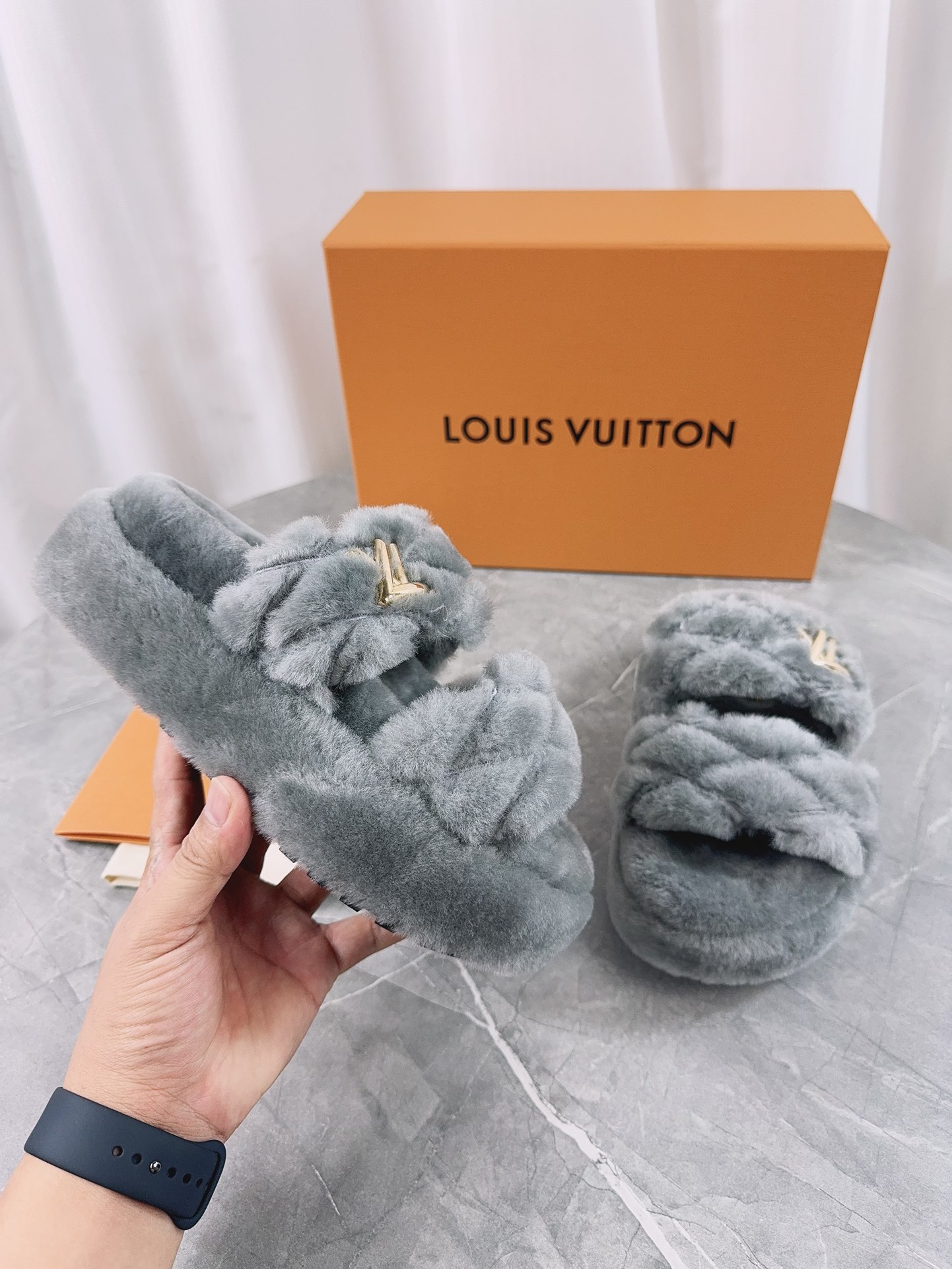 LV 高仿編織毛毛拖鞋 灰色百搭舒適款｜歐美奢侈品精品推薦
