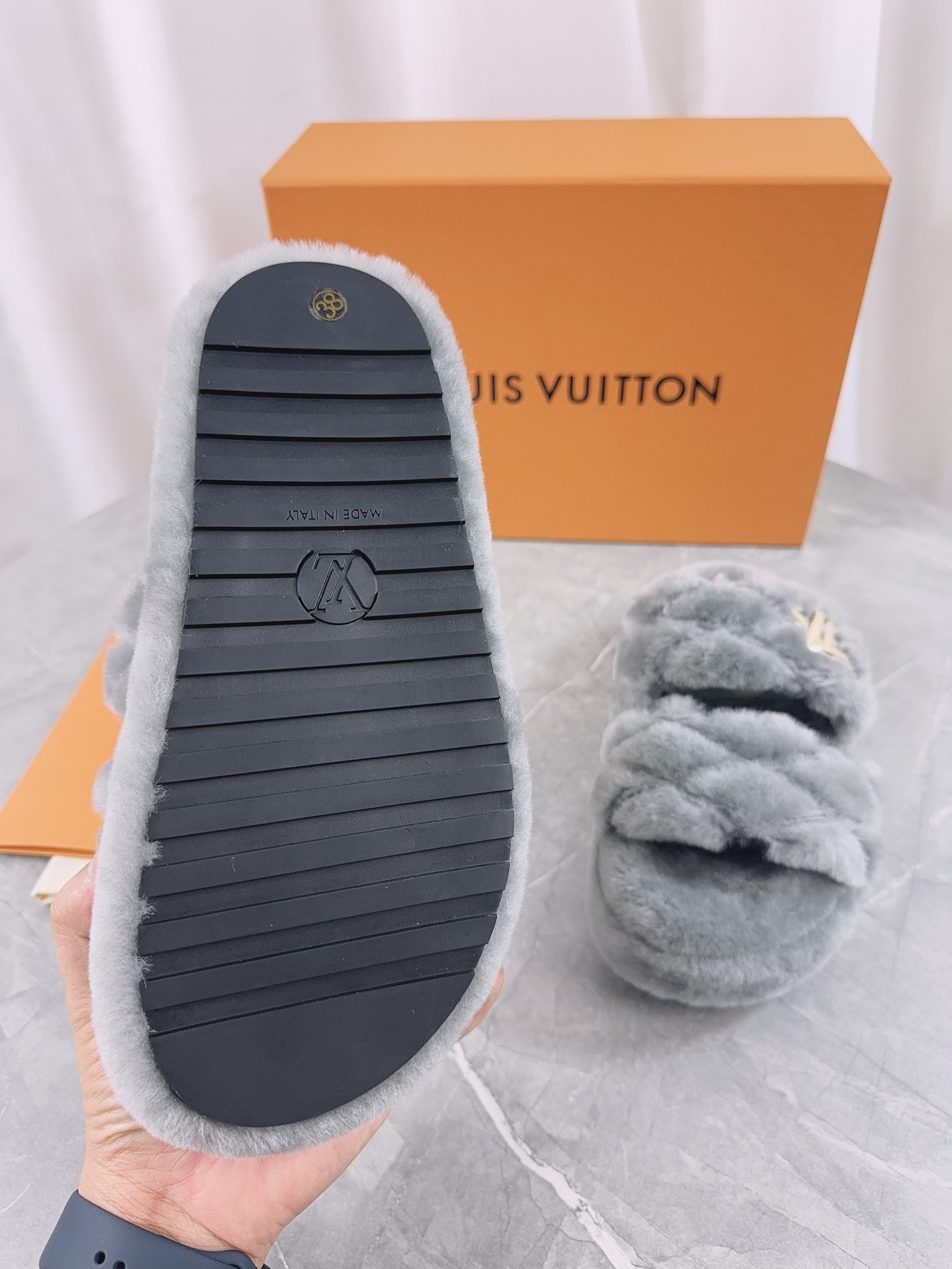 LV 高仿編織毛毛拖鞋 灰色百搭舒適款｜歐美奢侈品精品推薦