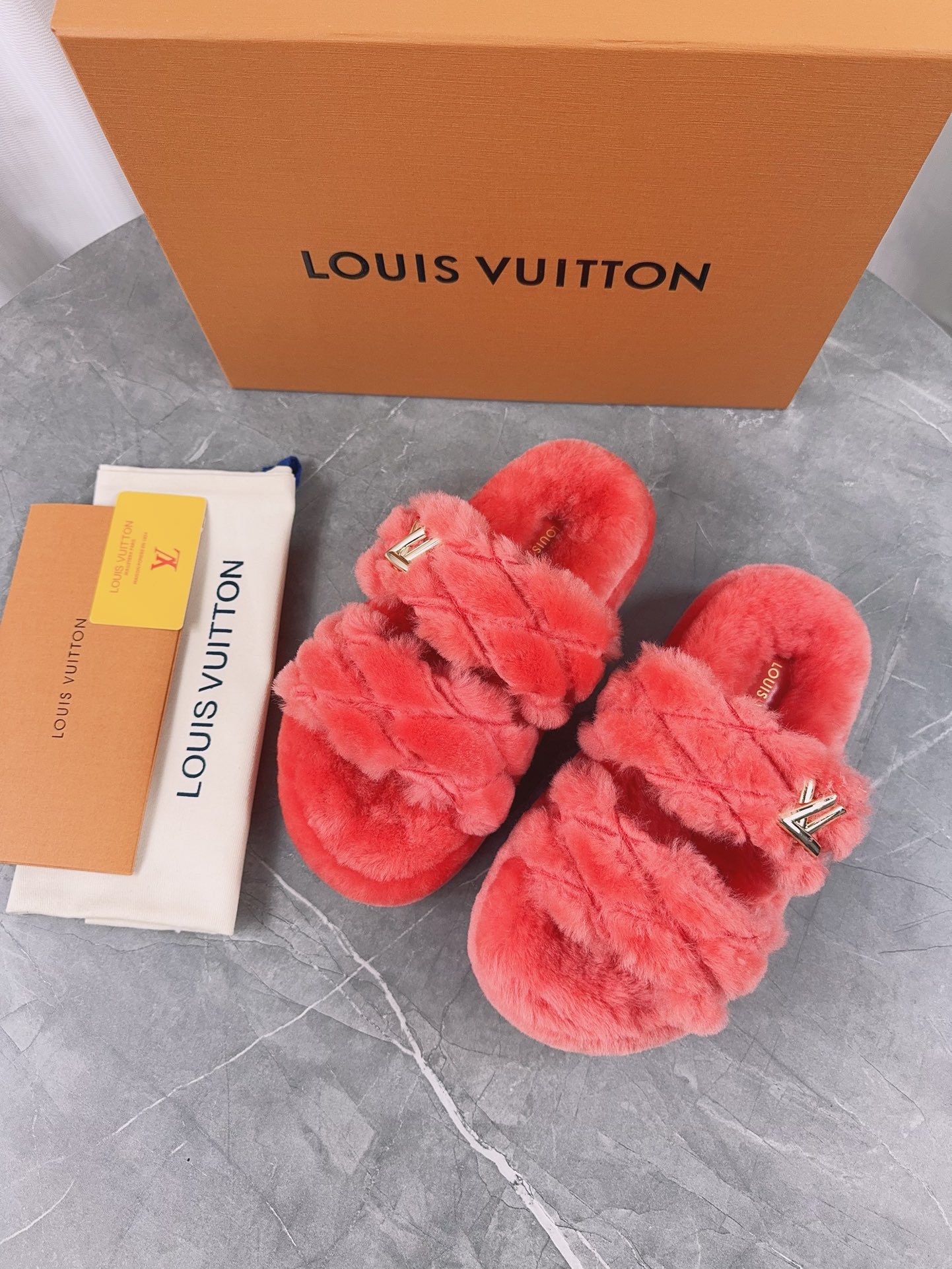 LV 一比一編織毛毛拖鞋 紅色亮眼冬日款｜歐美奢侈品精品推薦
