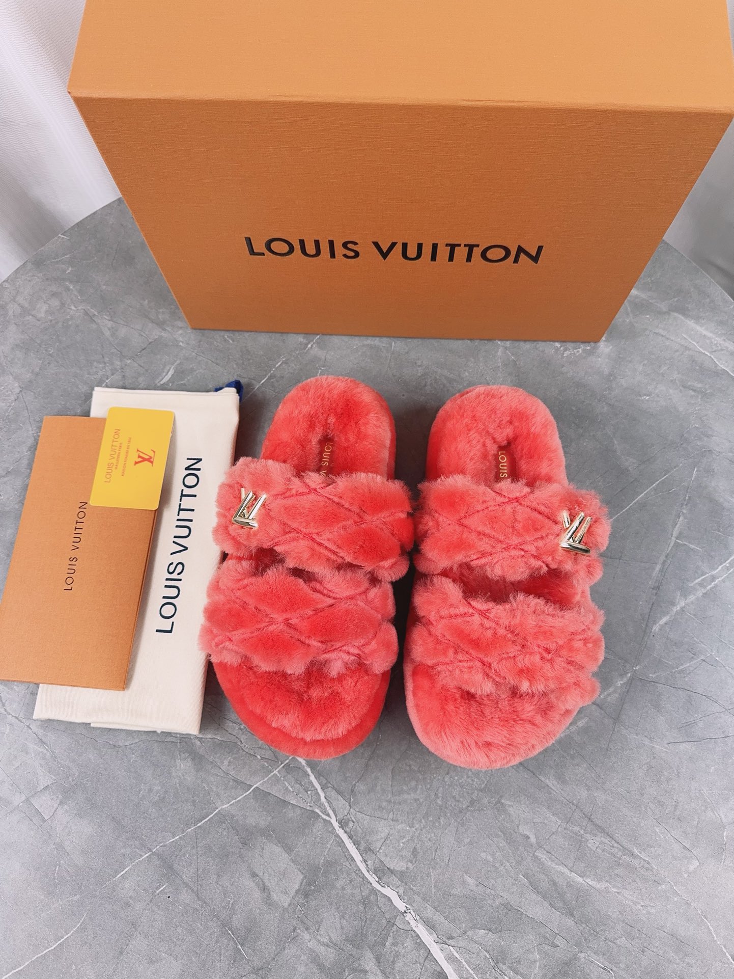 LV 一比一編織毛毛拖鞋 紅色亮眼冬日款｜歐美奢侈品精品推薦