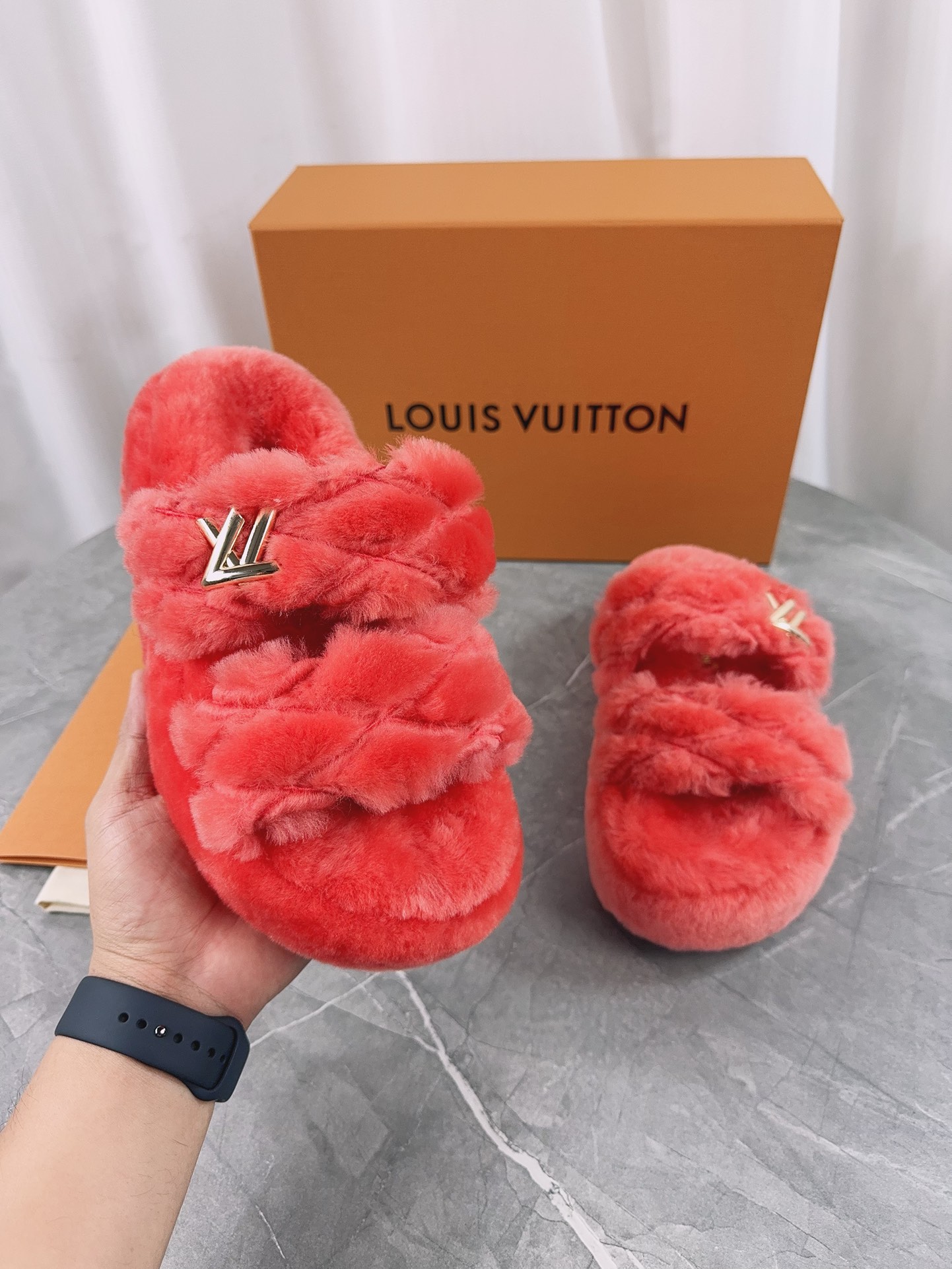 LV 一比一編織毛毛拖鞋 紅色亮眼冬日款｜歐美奢侈品精品推薦