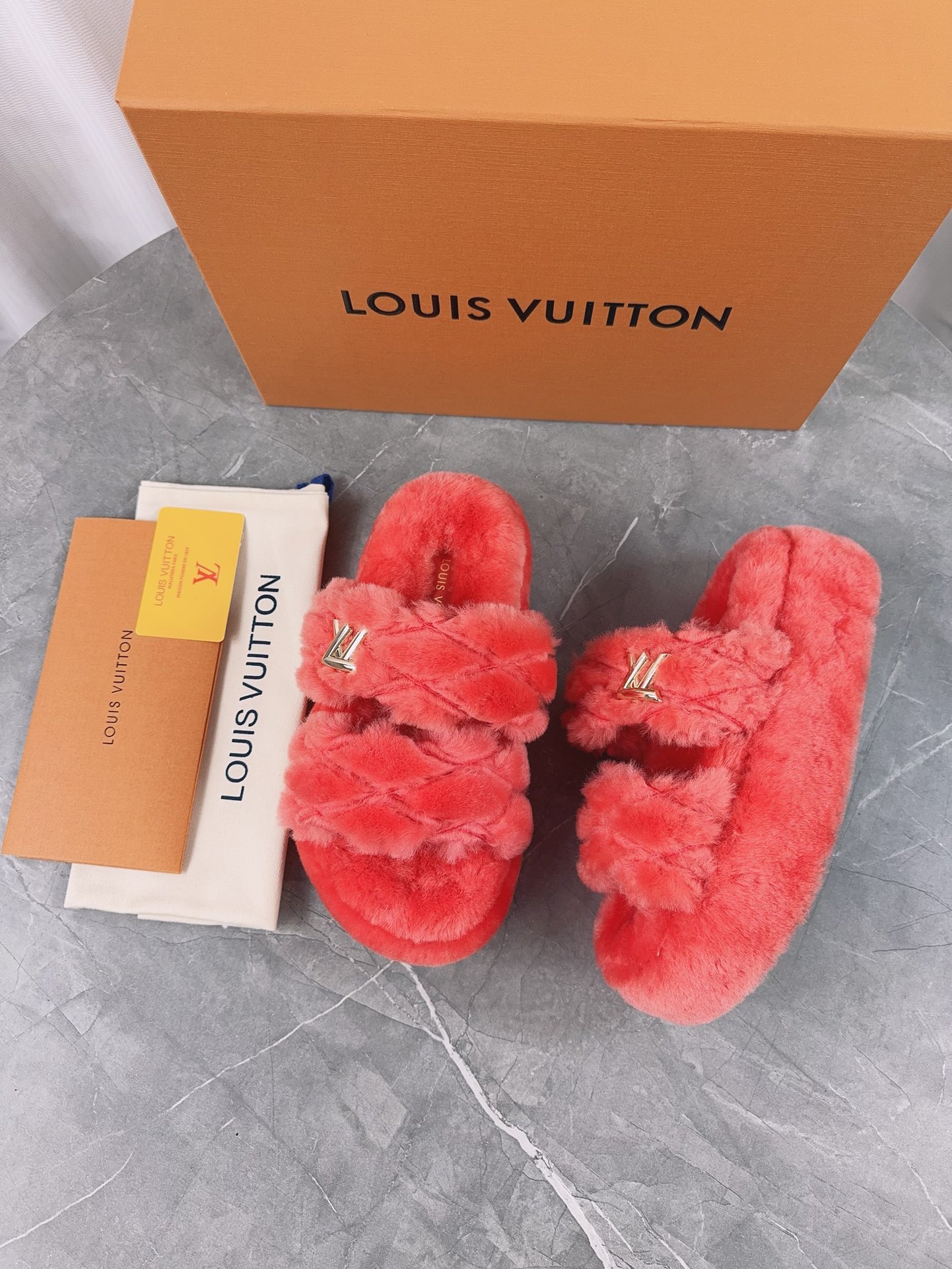 LV 一比一編織毛毛拖鞋 紅色亮眼冬日款｜歐美奢侈品精品推薦