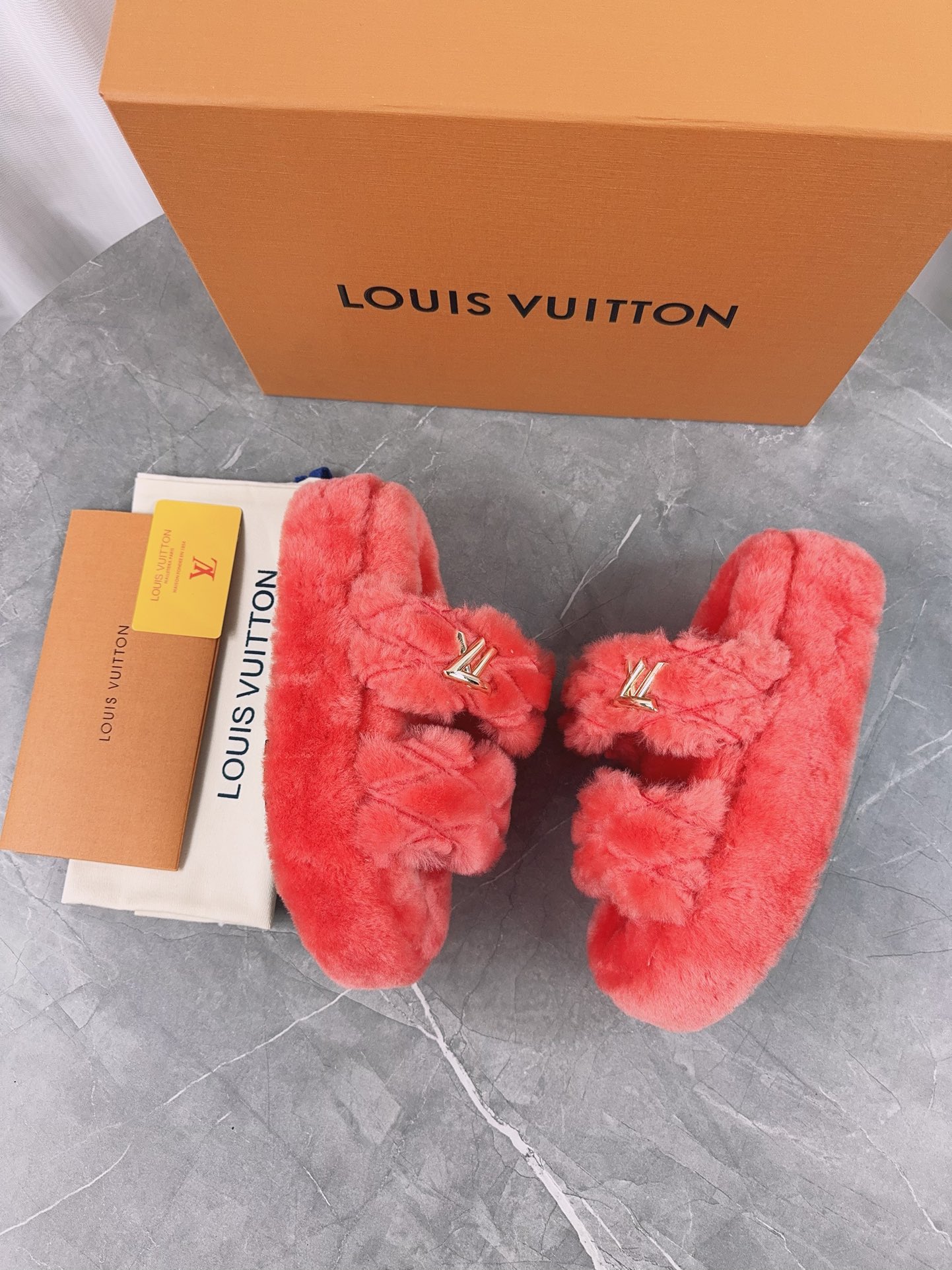 LV 一比一編織毛毛拖鞋 紅色亮眼冬日款｜歐美奢侈品精品推薦