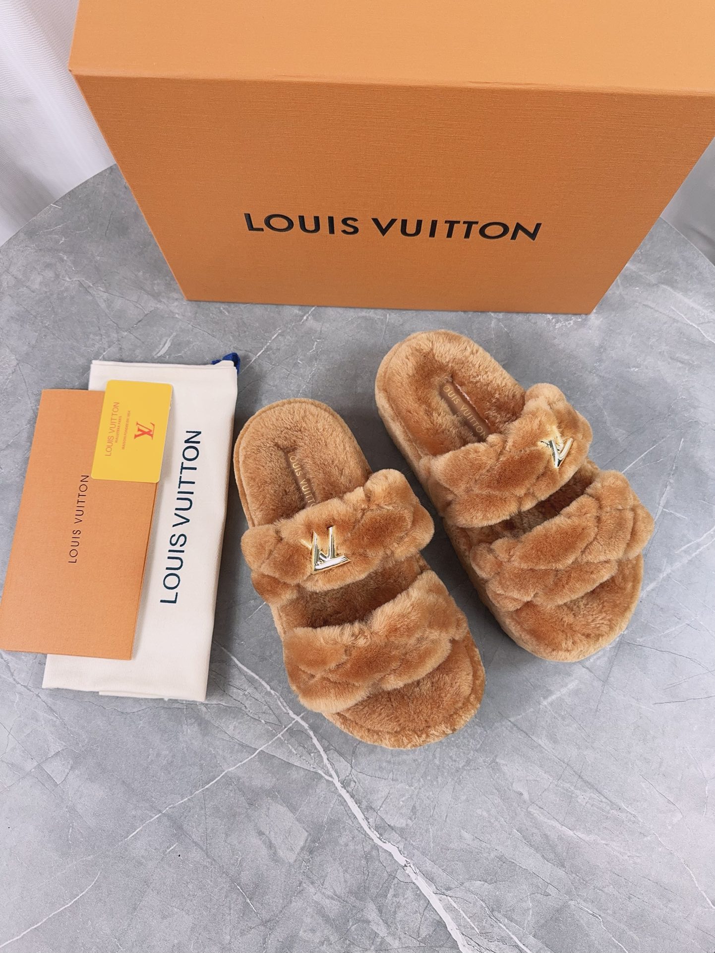 LV 高仿編織毛毛拖鞋 棕色經典保暖款｜歐美奢侈品精品推薦